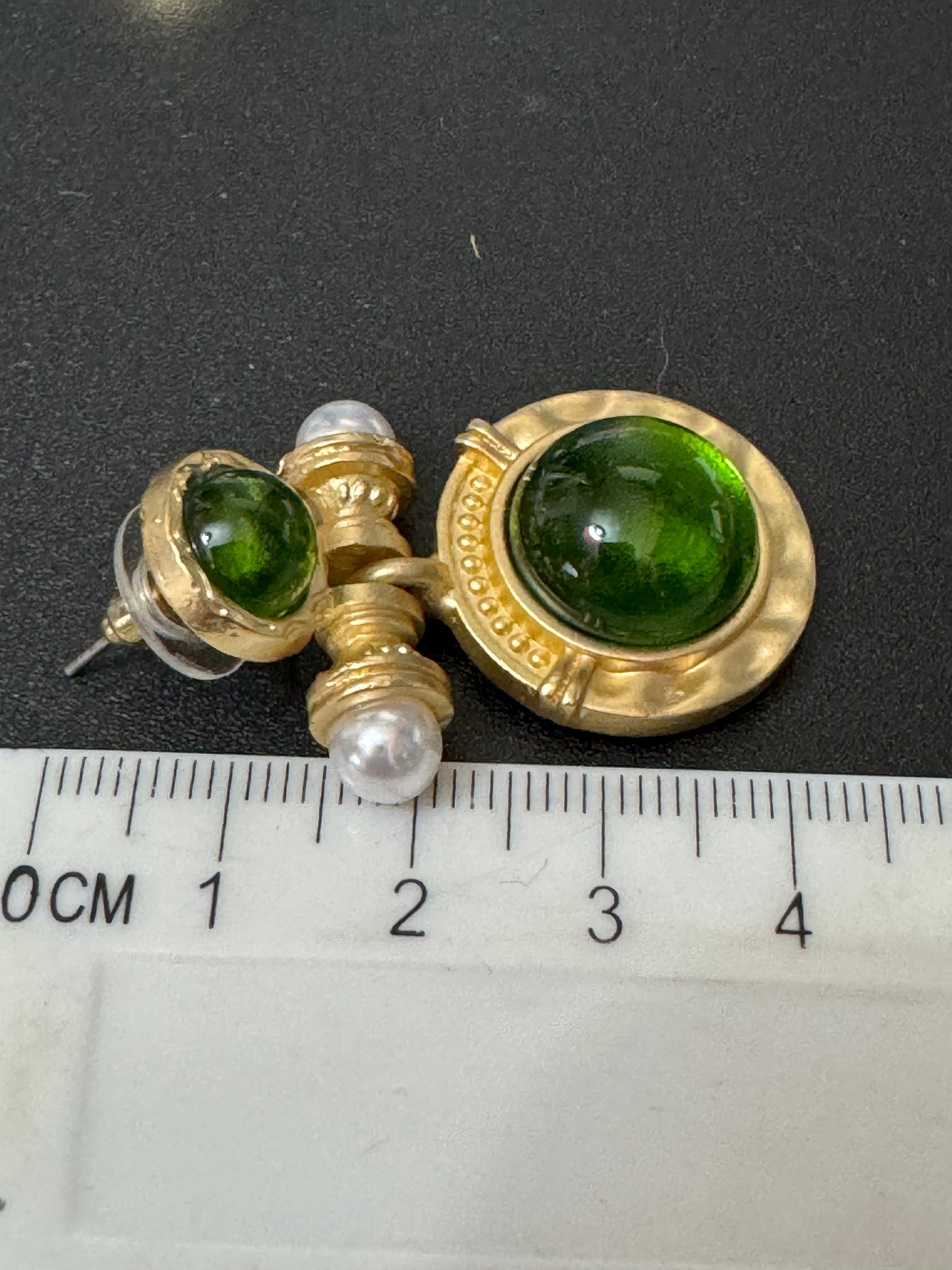 gold tone emerald green cabochon faux pearl Gripoix style round pierced drop earrings