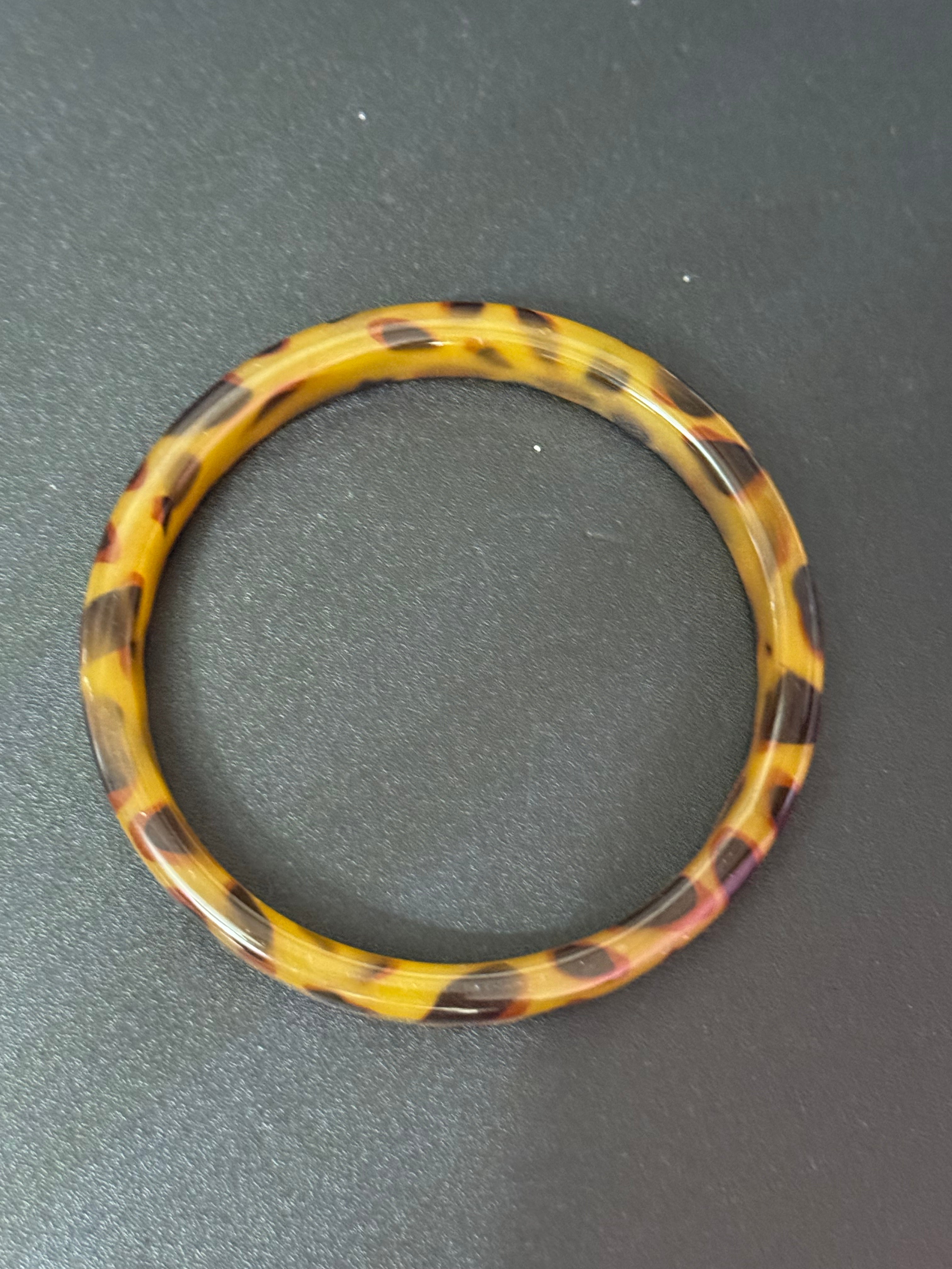 Faux tortoiseshell slim brown Perspex plastic bangle bracelet