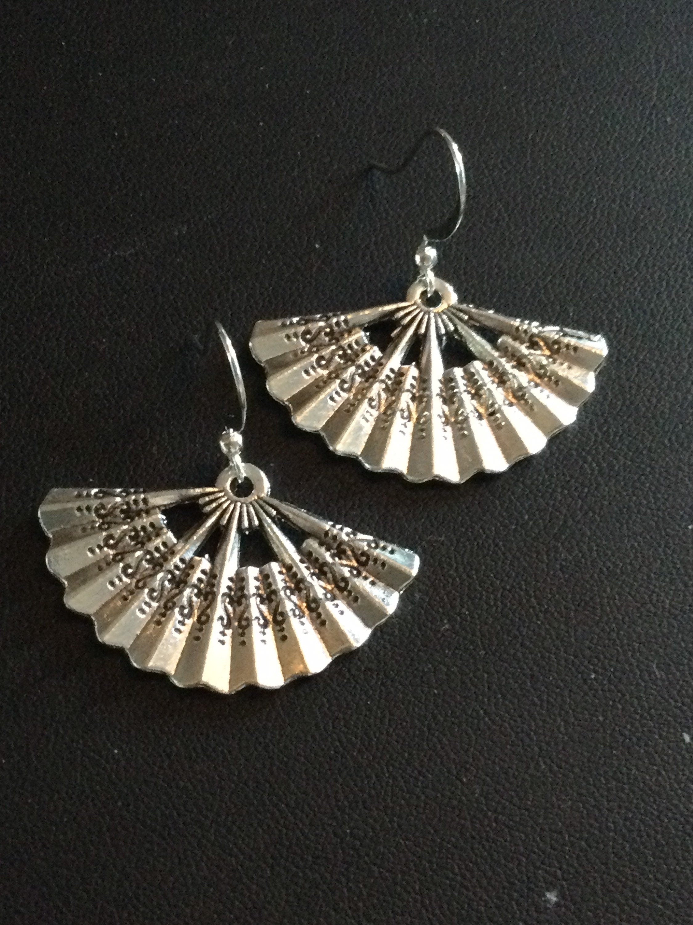 Vintage silver tone eastern  Chinese Japanese hand fan earrings pierced ears