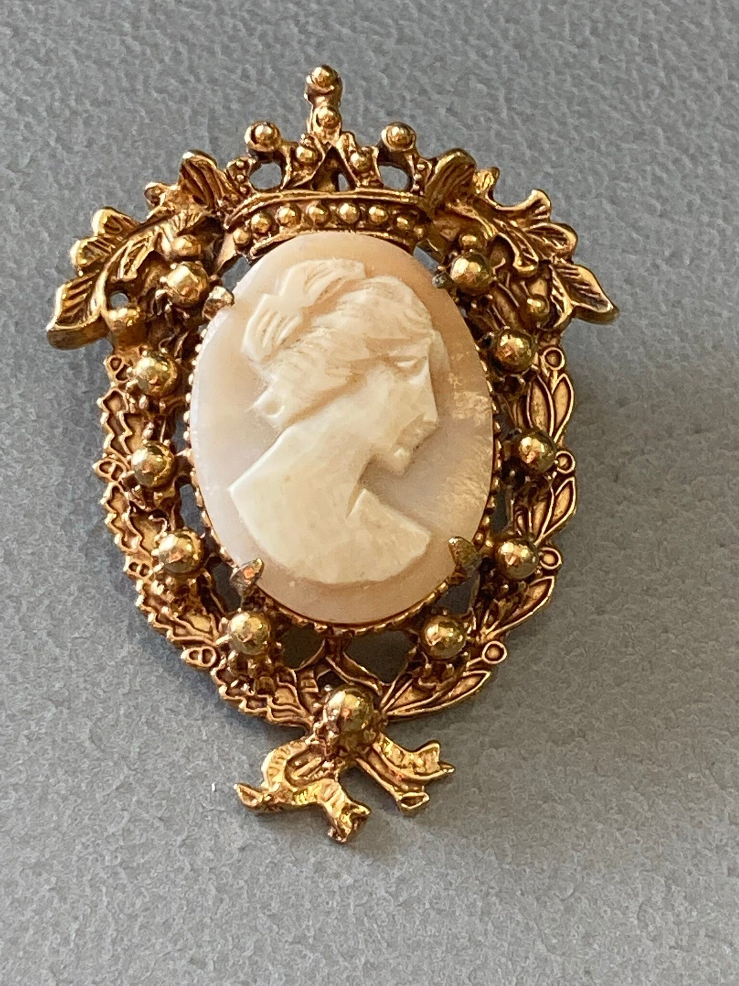 Signed FLORENZA Vintage retro ornate gold tone carved shell CAMEO brooch with roll clasp
