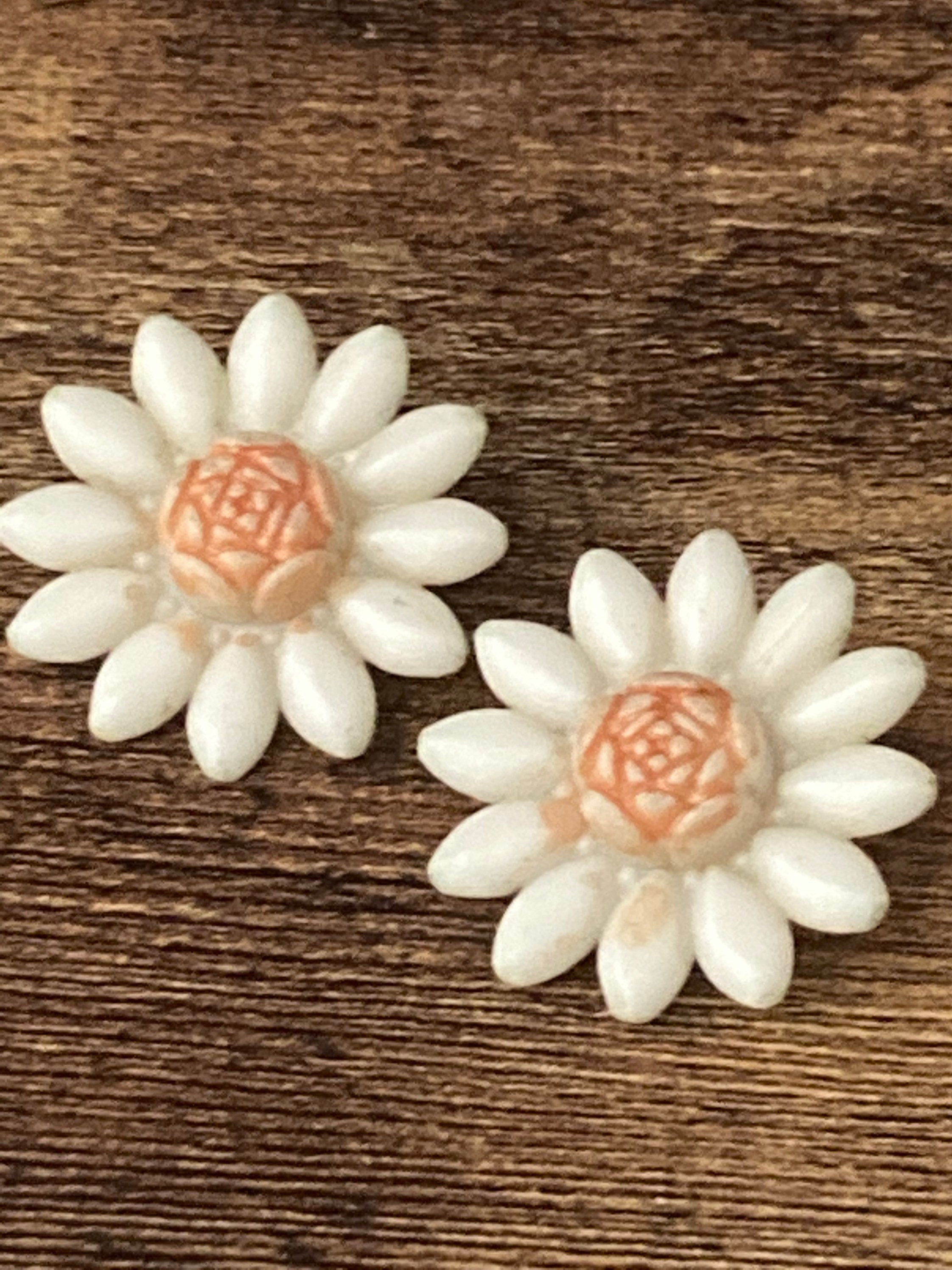 Vintage white pink daisy plastic flowers clip on mid century stud earrings