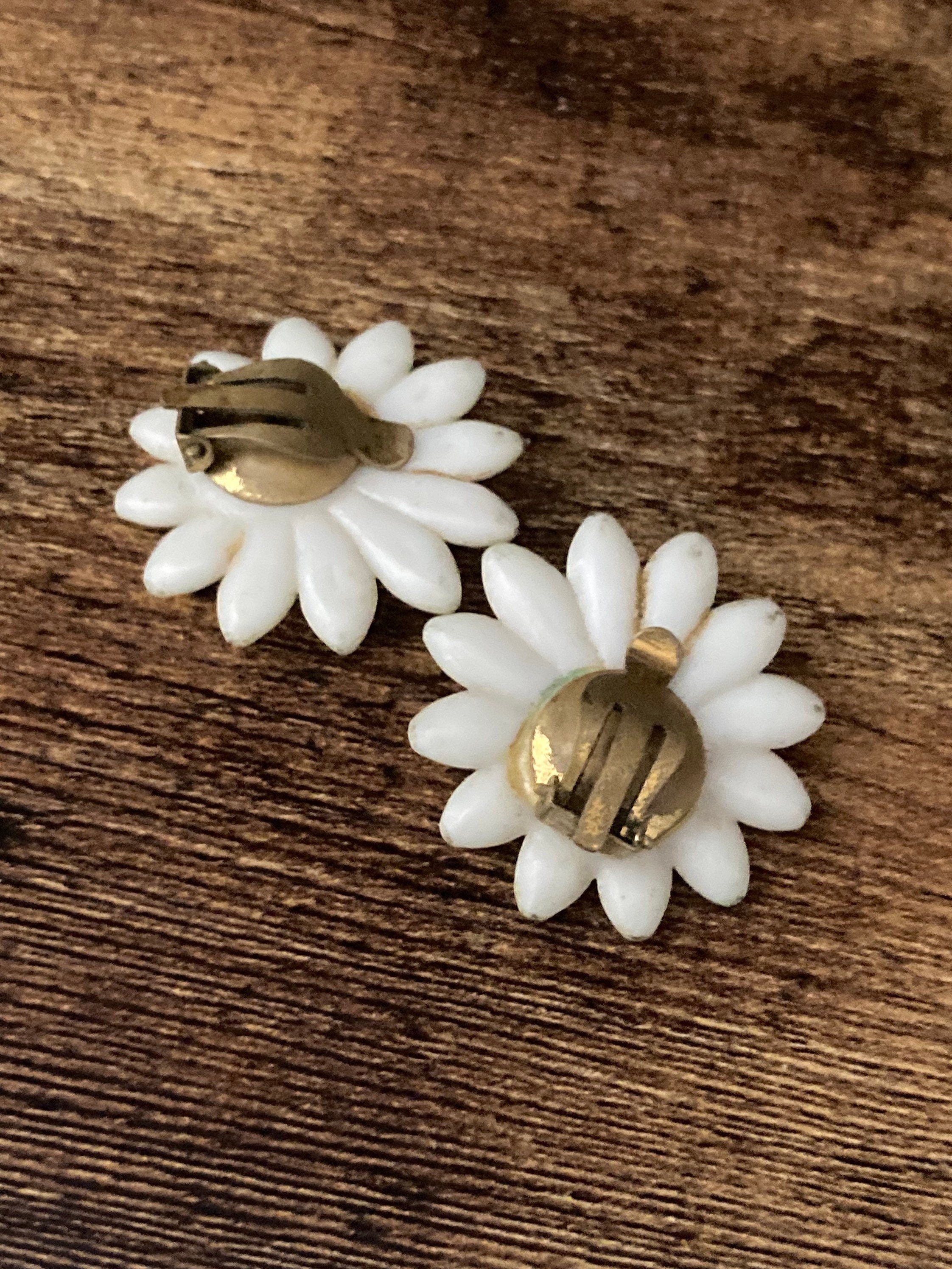 Vintage white pink daisy plastic flowers clip on mid century stud earrings