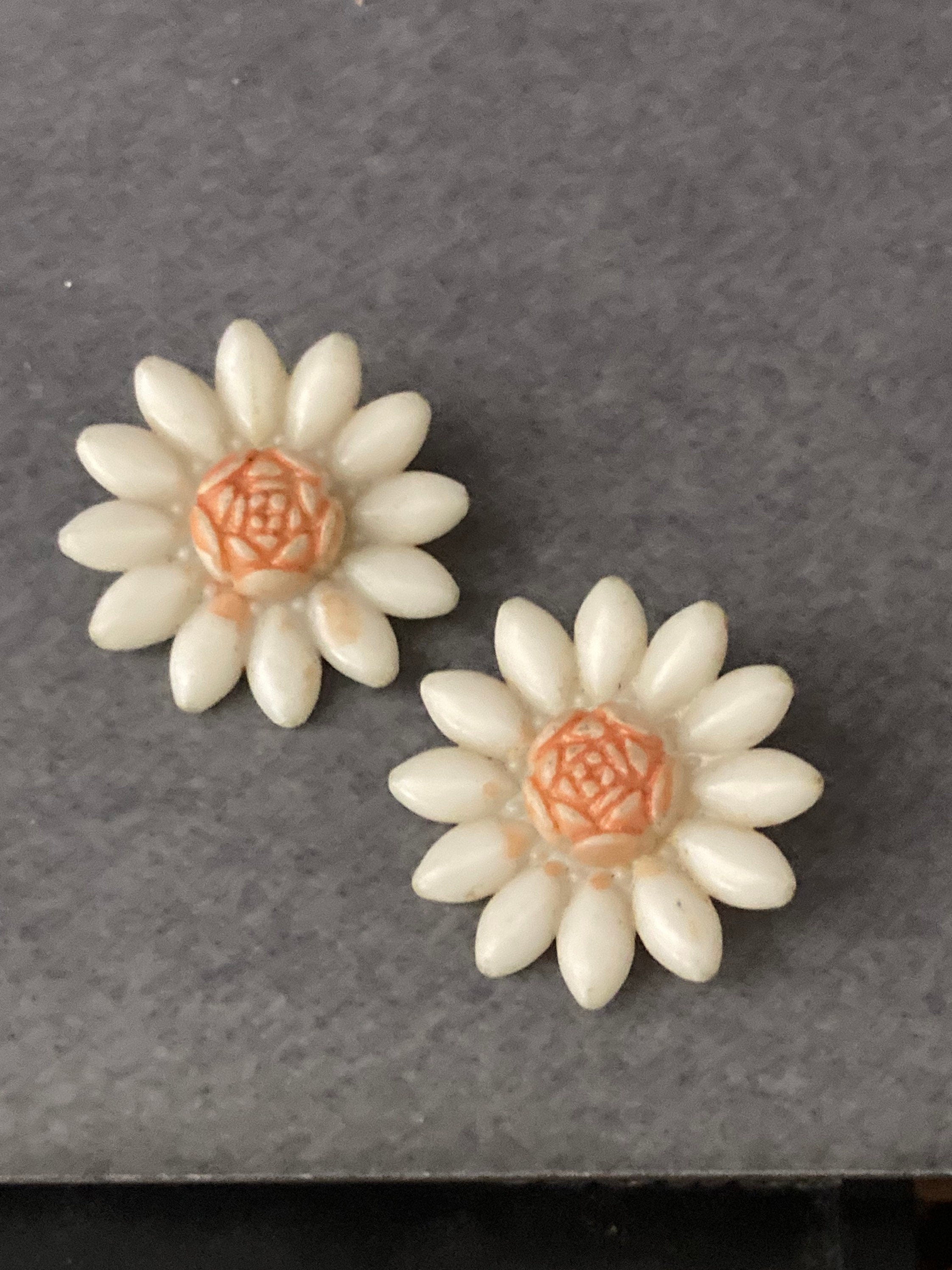 Vintage white pink daisy plastic flowers clip on mid century stud earrings