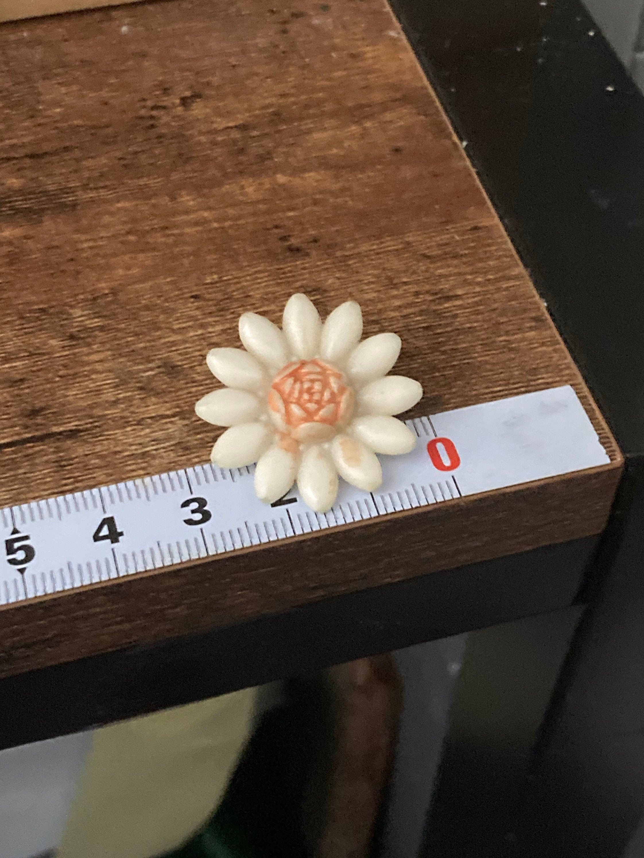 Vintage white pink daisy plastic flowers clip on mid century stud earrings