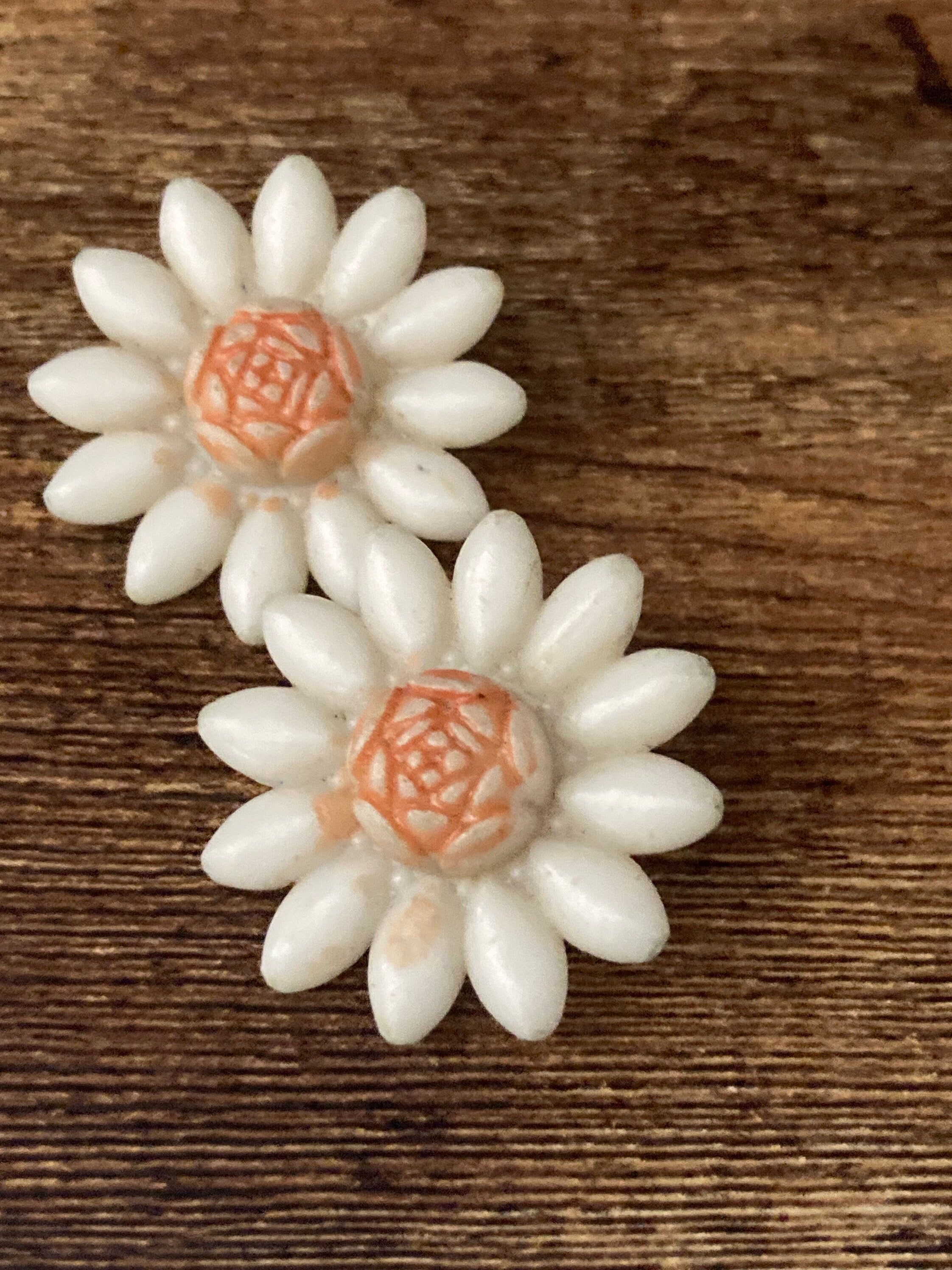 Vintage white pink daisy plastic flowers clip on mid century stud earrings