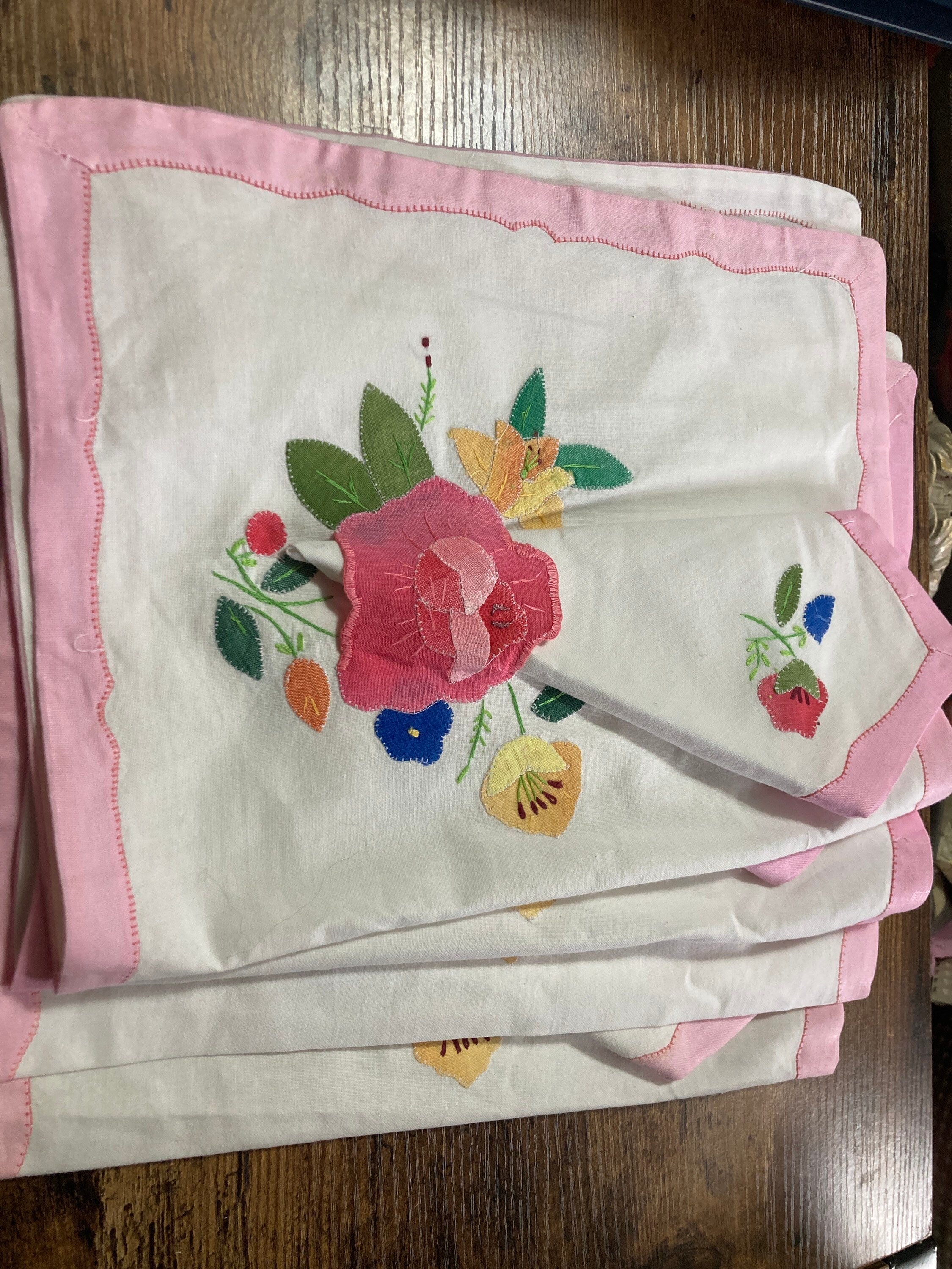 Set of 4 place mats with matching 4 appliqué floral napkins