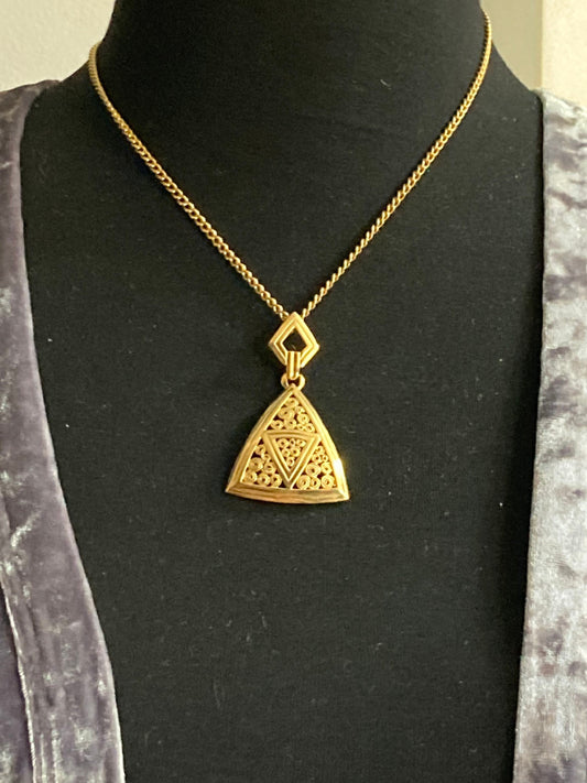 vintage Etruscan gold tone pendant necklace on 48cm chain