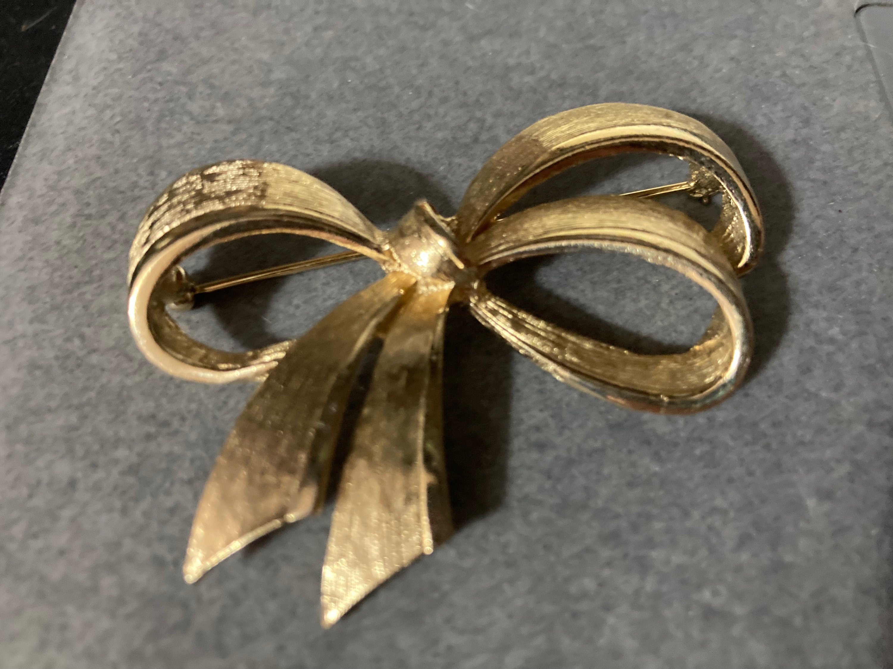 SIGNED AVON abstract ribbon bow brooch large 6cm