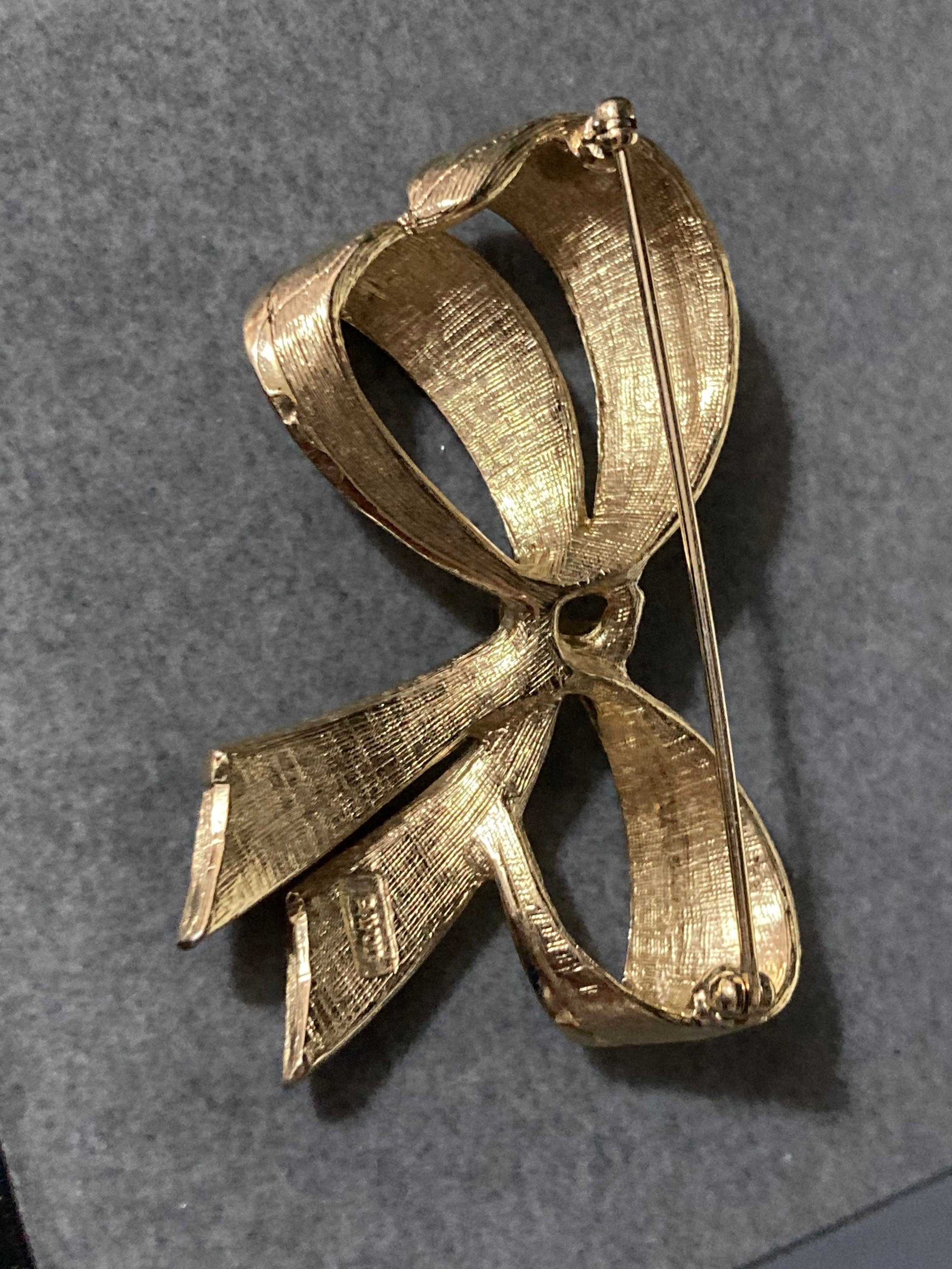 SIGNED AVON abstract ribbon bow brooch large 6cm