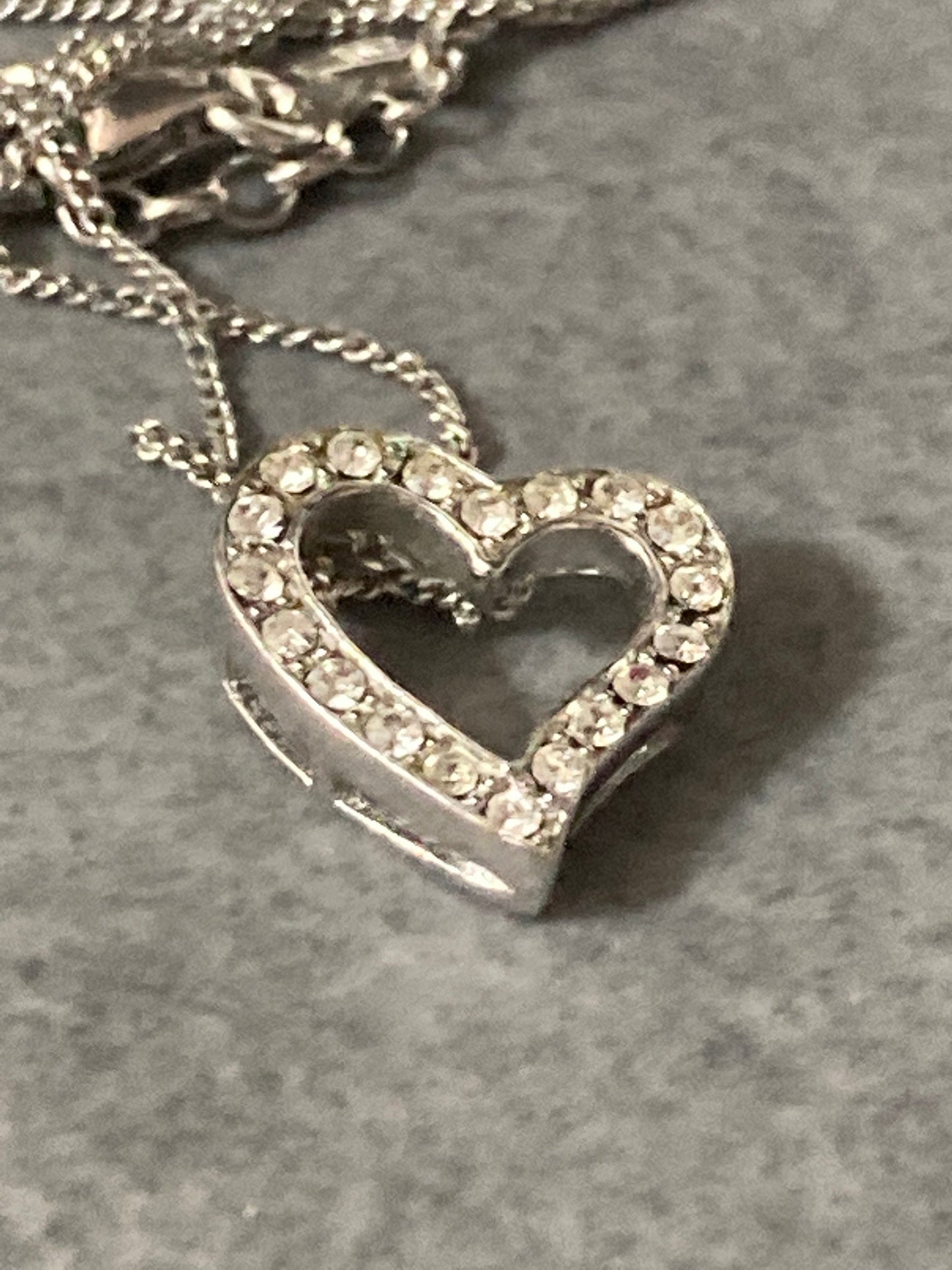 retro 925 Sterling silver modernist diamanté heart pendant silver chain necklace 2.6gms adj 41cm to 48cm