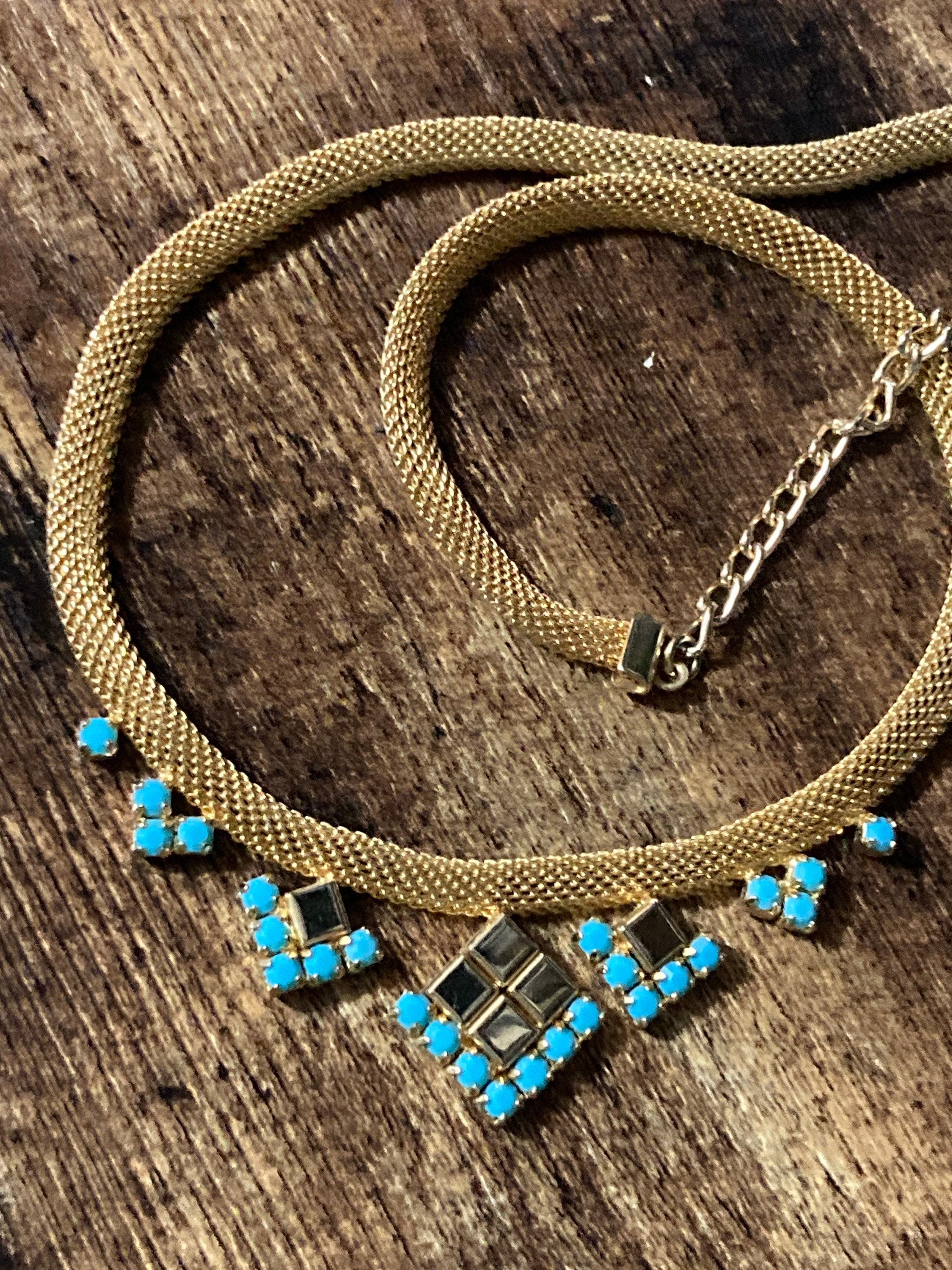 Vintage 1960s gold tone mesh chain choker necklace turquoise stones