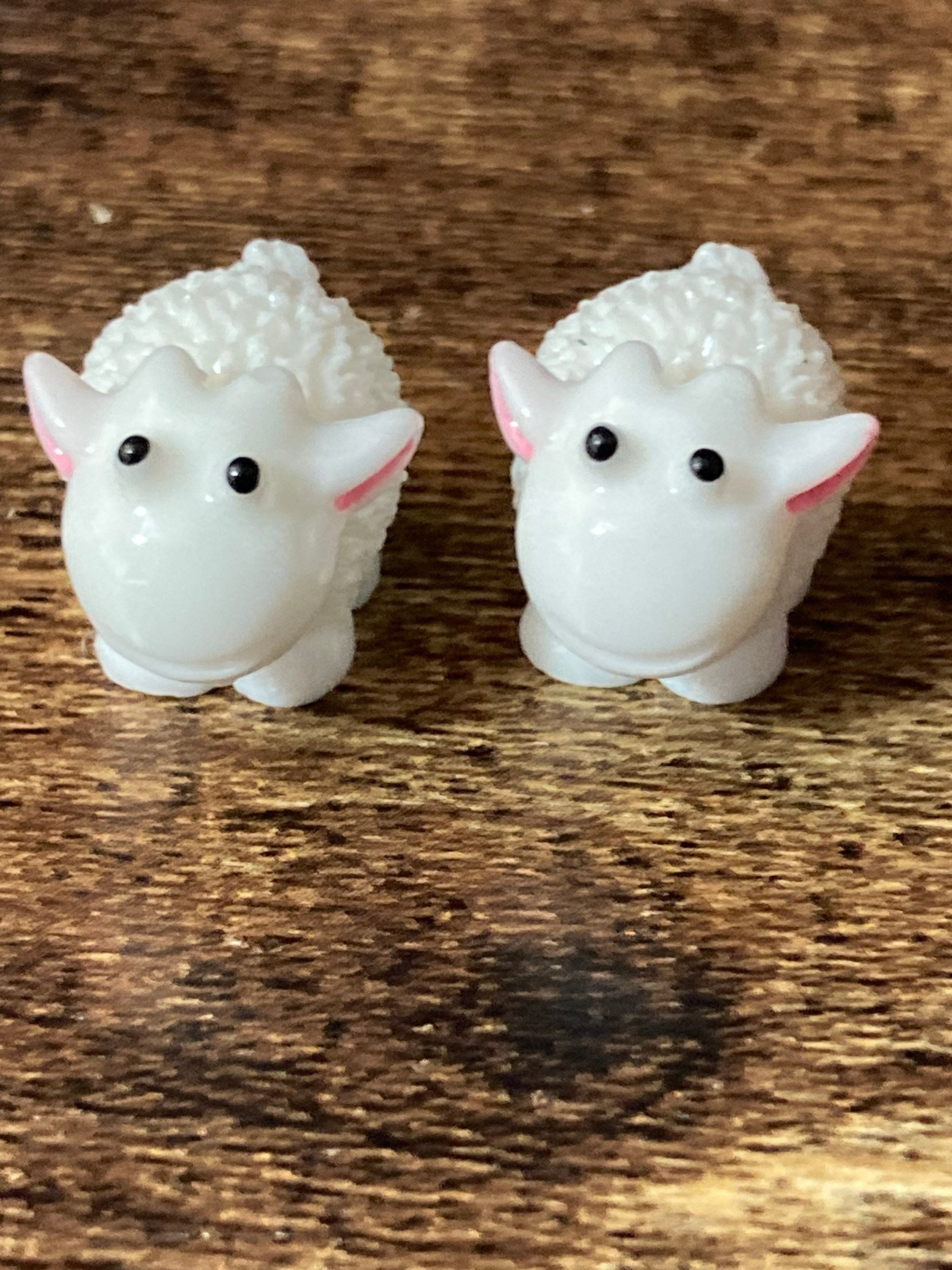 Mini 2cm 2 x cute sitting pink white woolly sheep lambs plastic cake toppers fairy garden decorations