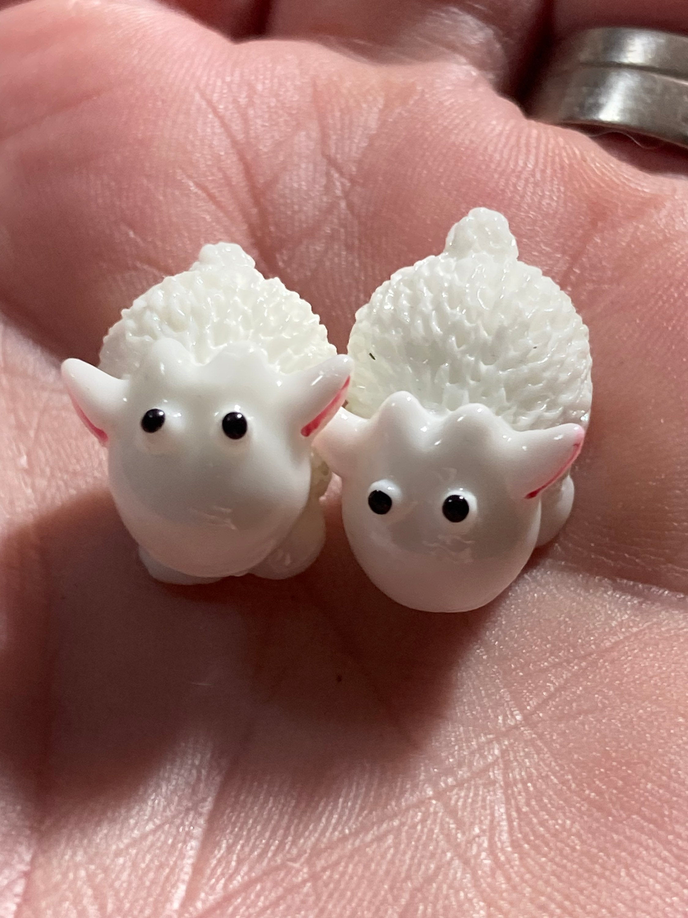 Mini 2cm 2 x cute sitting pink white woolly sheep lambs plastic cake toppers fairy garden decorations