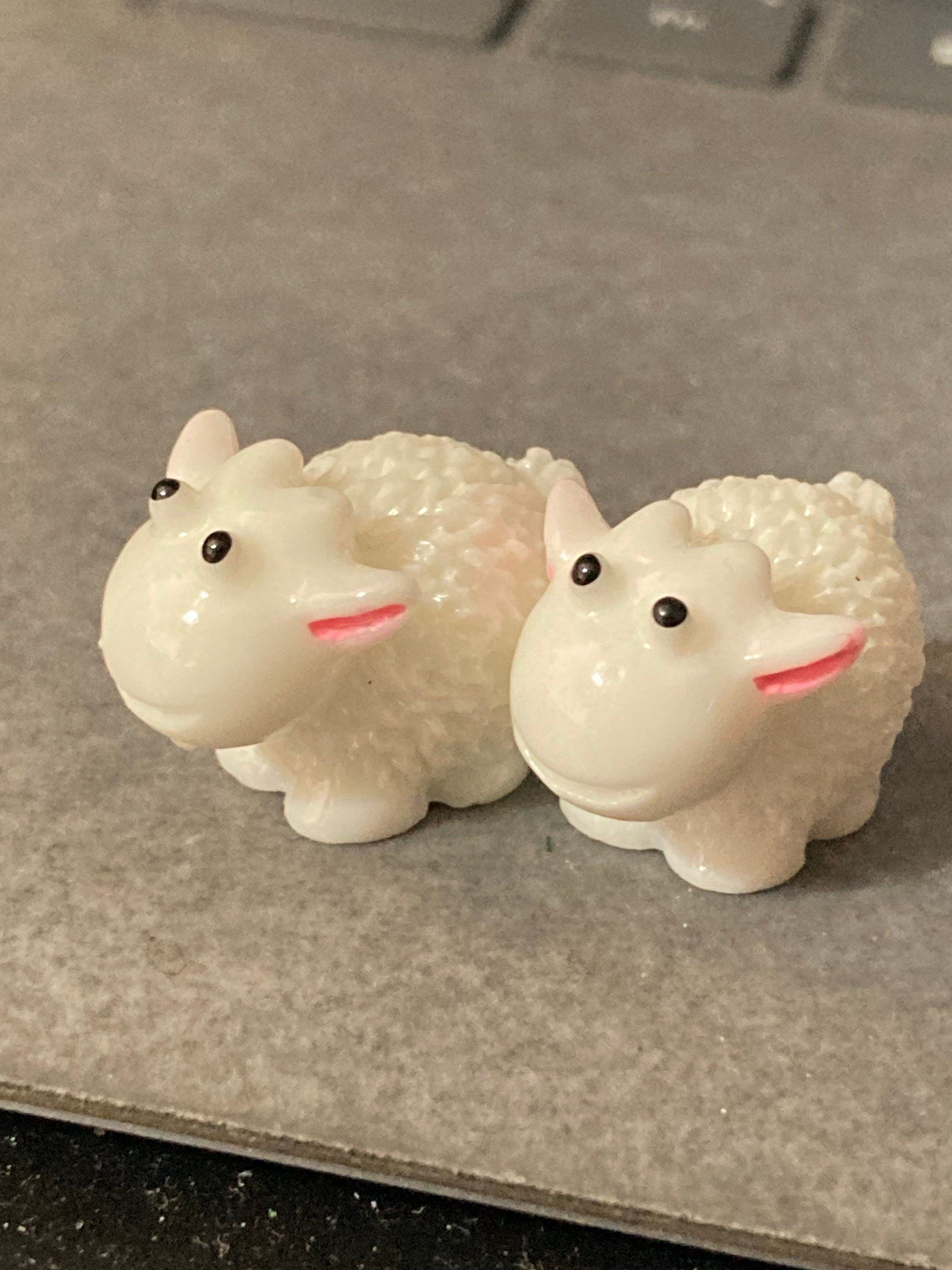 Mini 2cm 2 x cute sitting pink white woolly sheep lambs plastic cake toppers fairy garden decorations