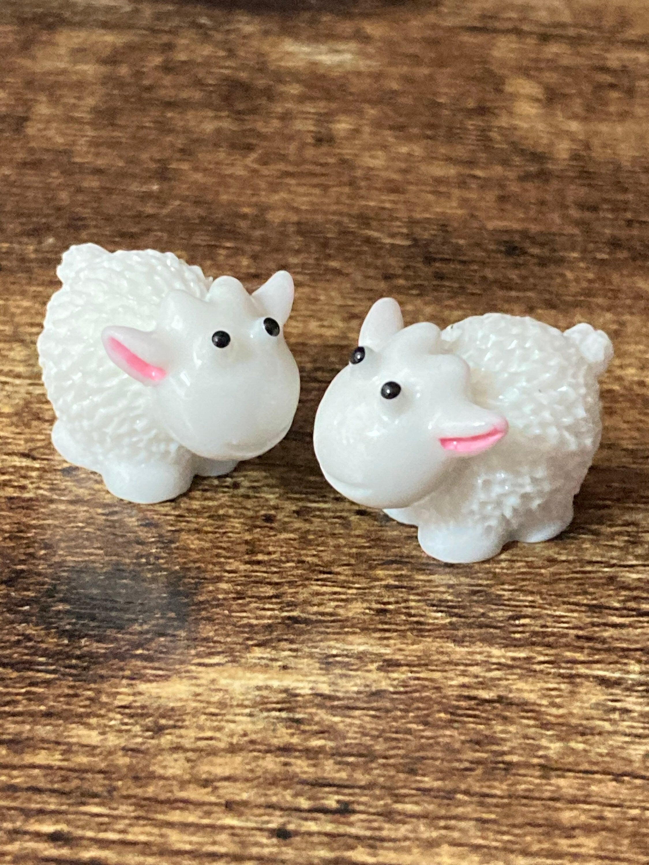 Mini 2cm 2 x cute sitting pink white woolly sheep lambs plastic cake toppers fairy garden decorations