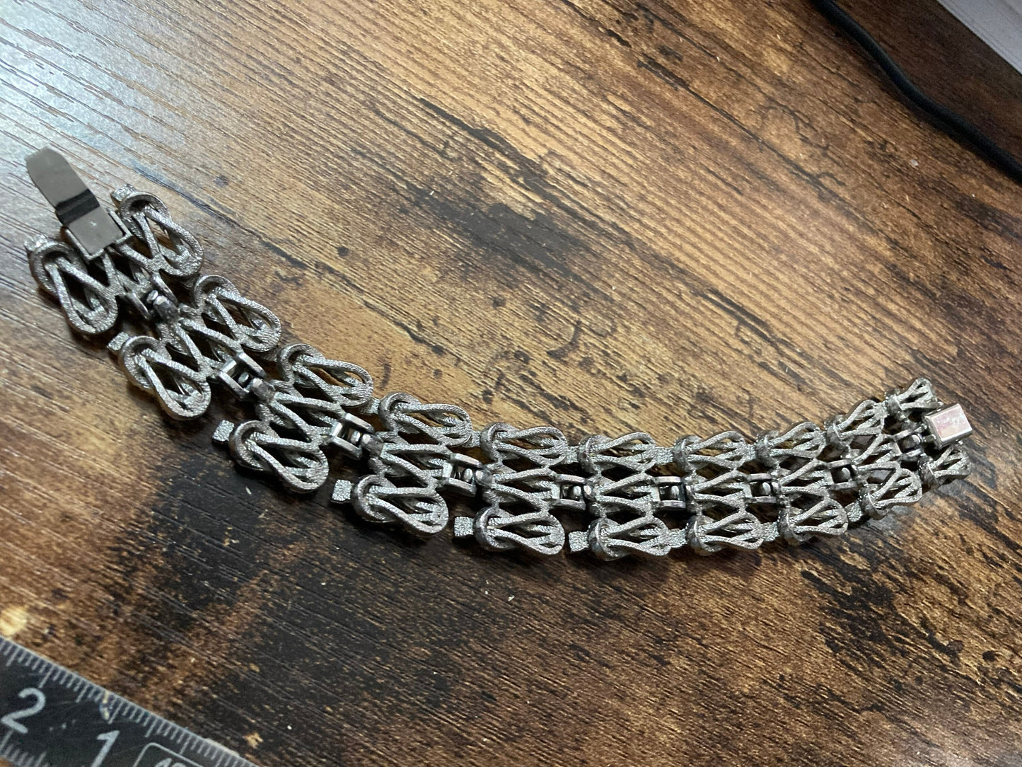 Brutalist silver tone metal textured wide chain link bracelet 18.5cm