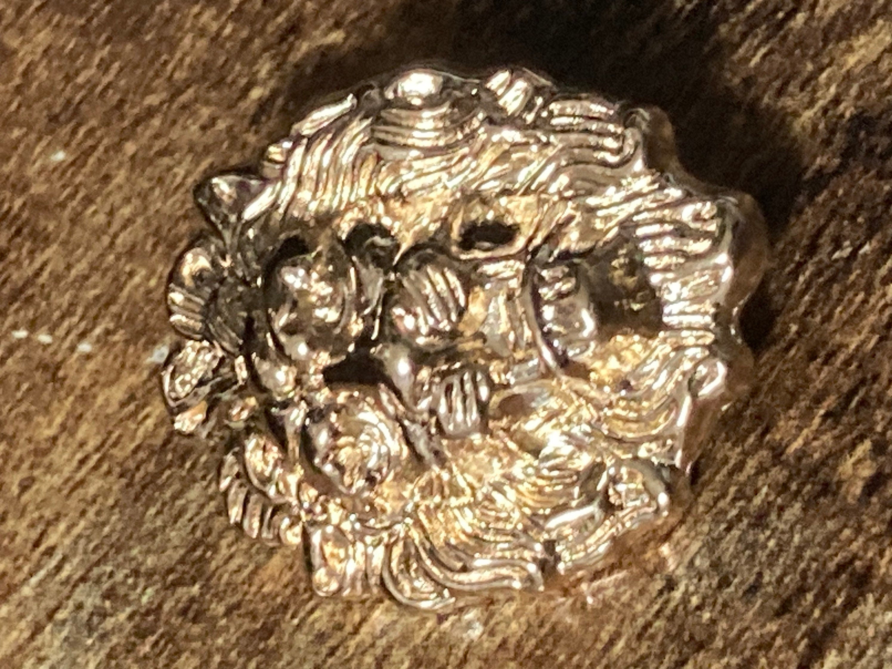 5 x 22mm lion head Buttons embossed gold tone metal stylised big cat