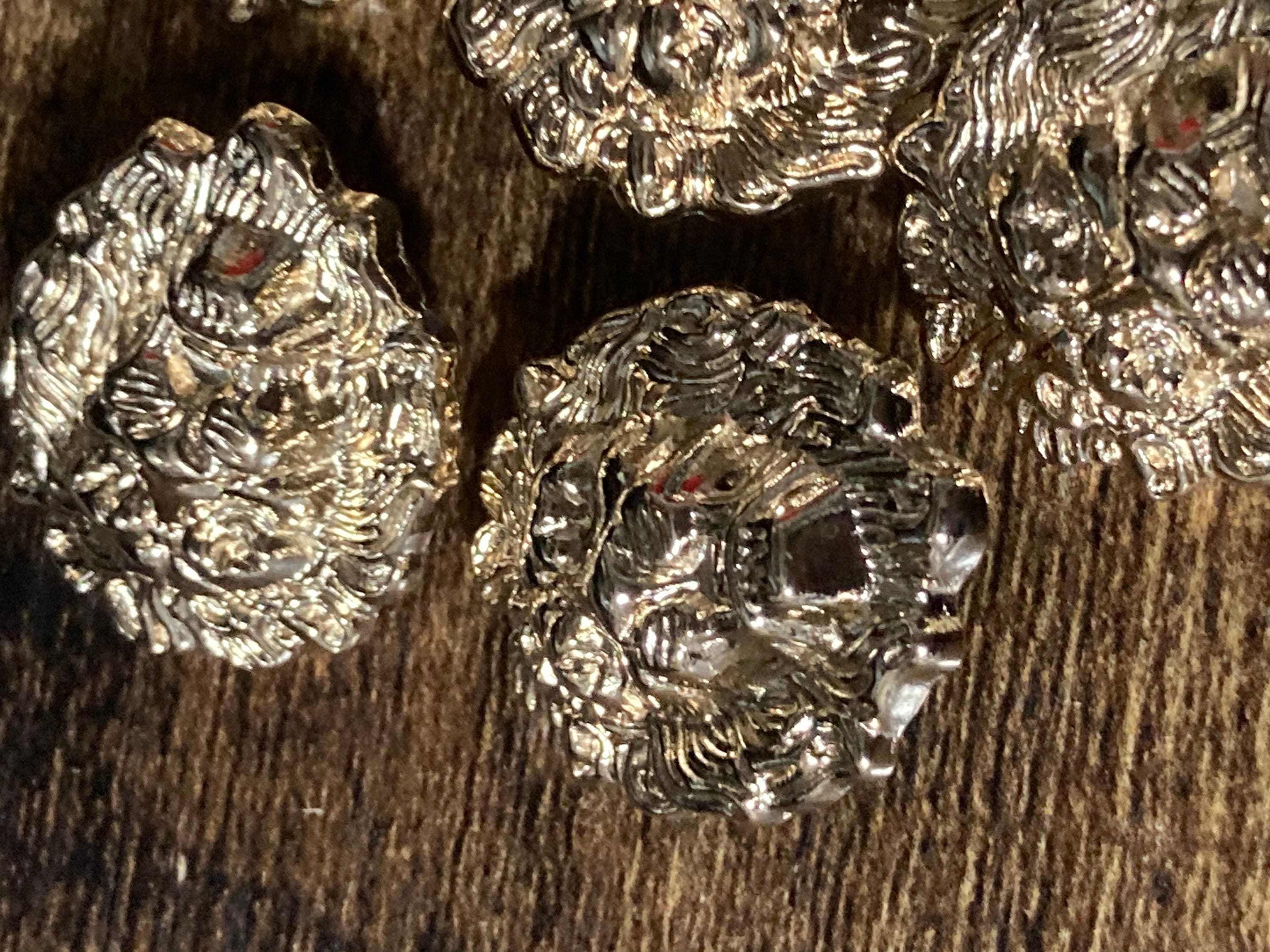 5 x 22mm lion head Buttons embossed gold tone metal stylised big cat