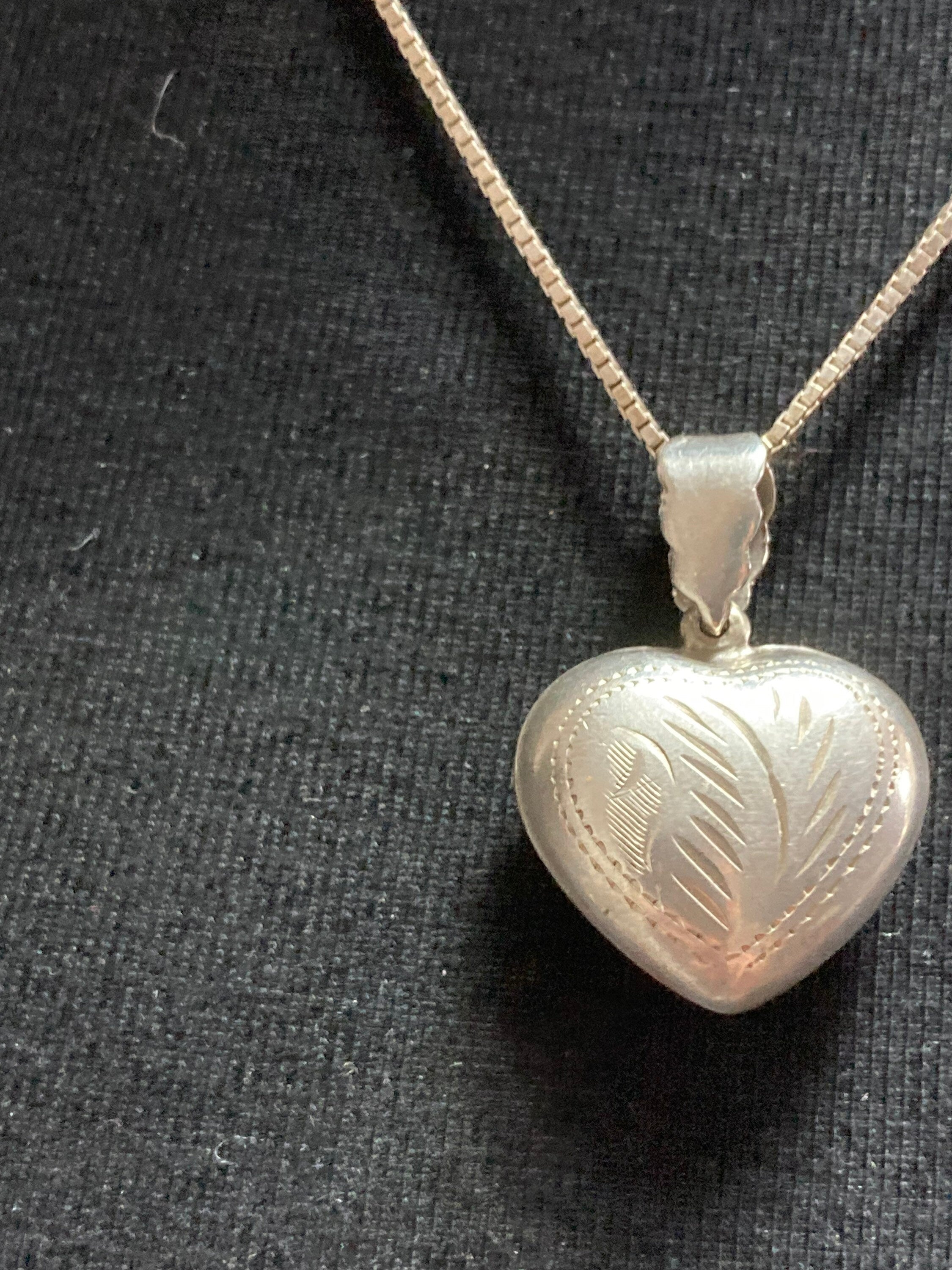 925 Sterling silver vintage heart pendant on a 50cm chain necklace 8gms