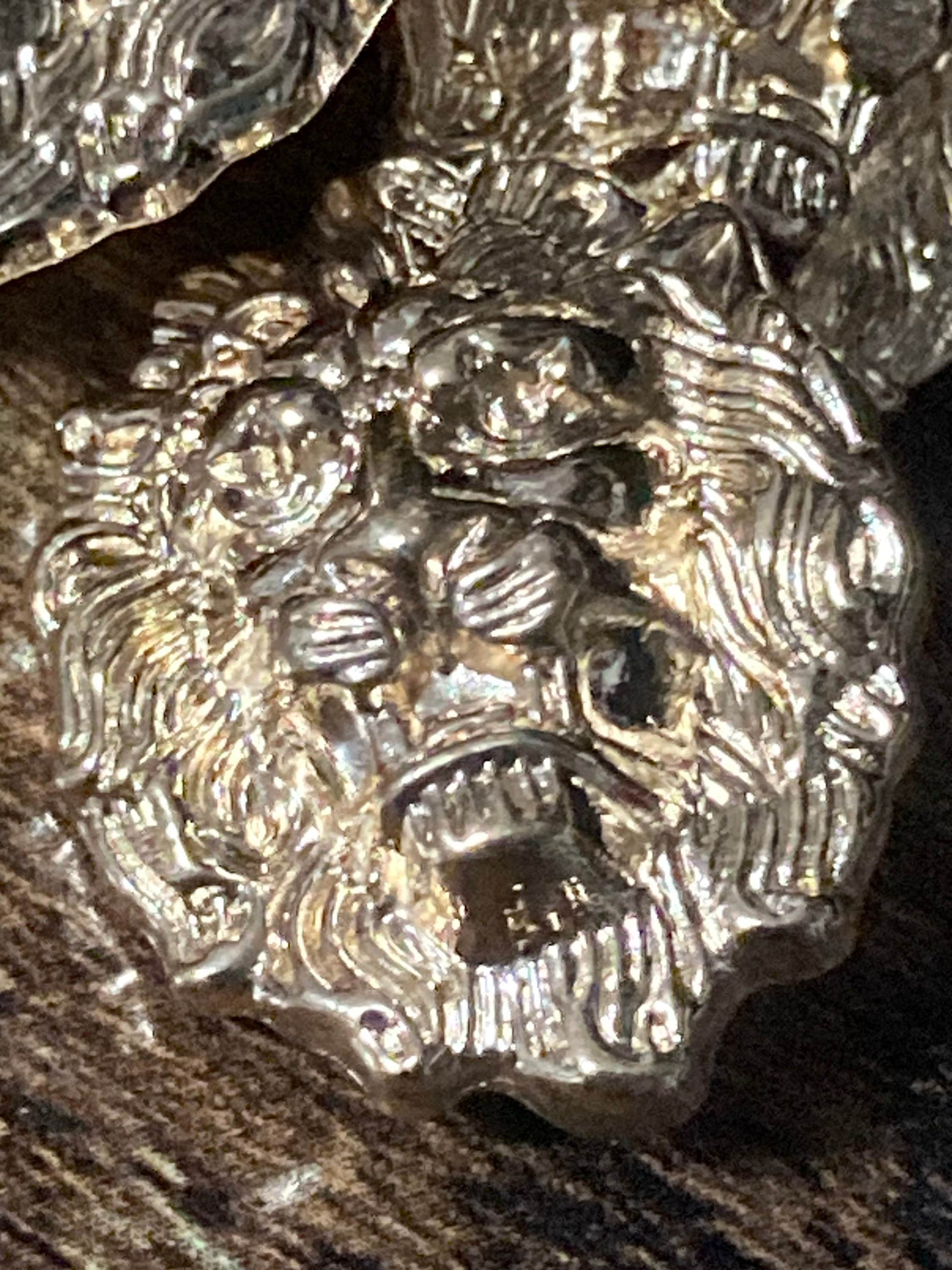 5 x 22mm lion head Buttons embossed gold tone metal stylised big cat