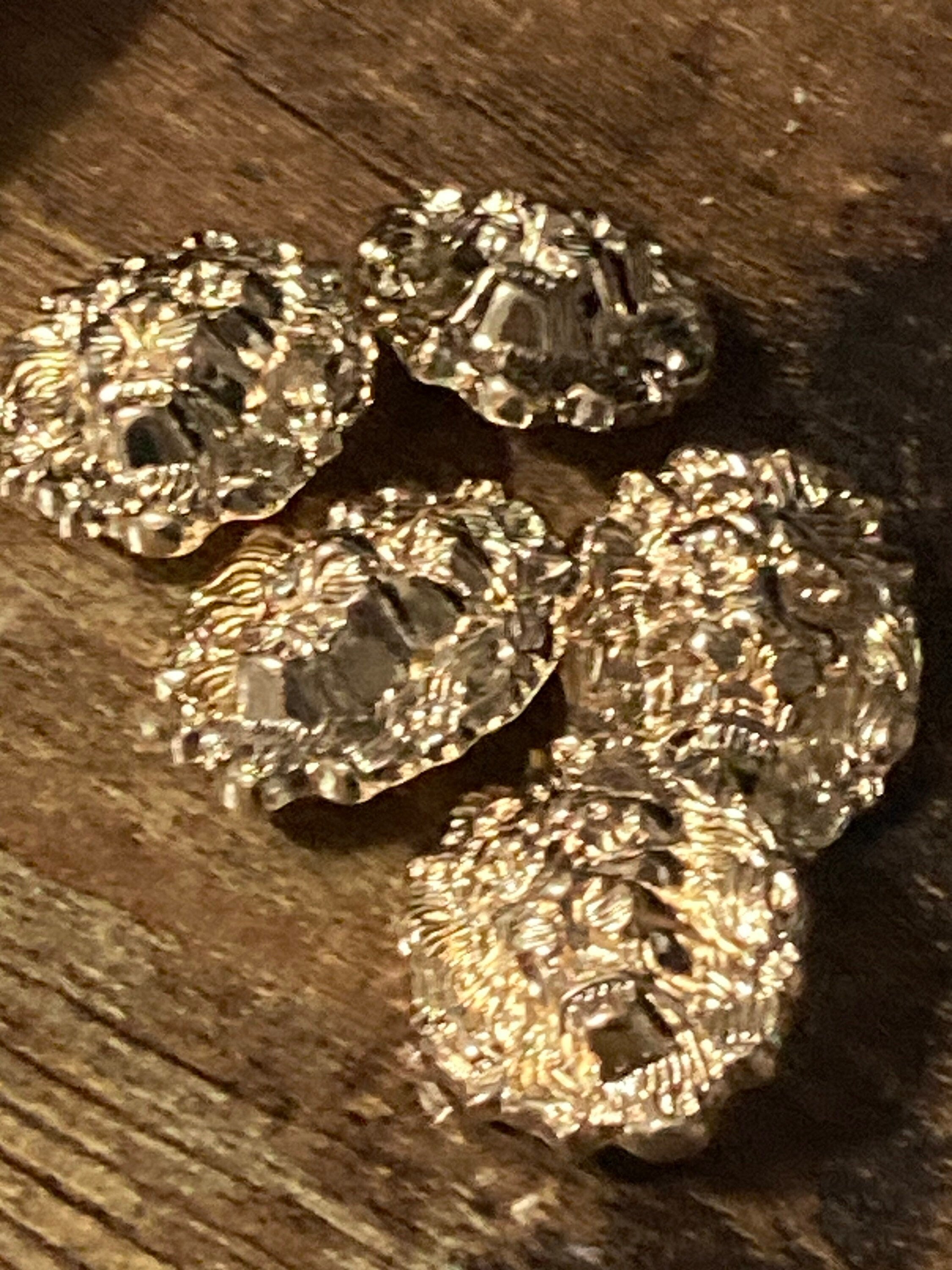 5 x 22mm lion head Buttons embossed gold tone metal stylised big cat