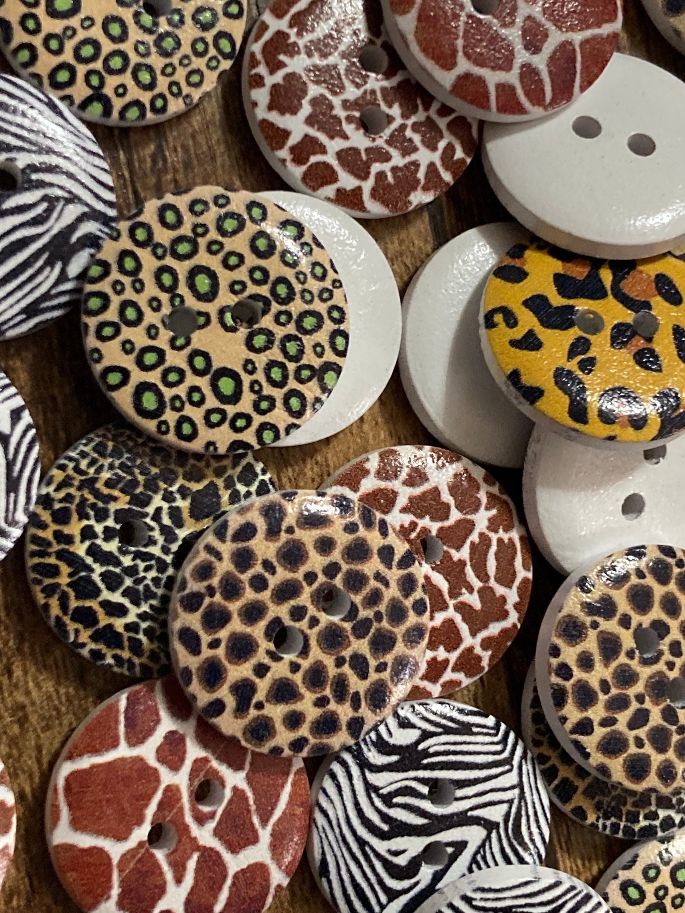 Pack of 50 20mm round leopard zebra tiger animal giraffe wooden buttons