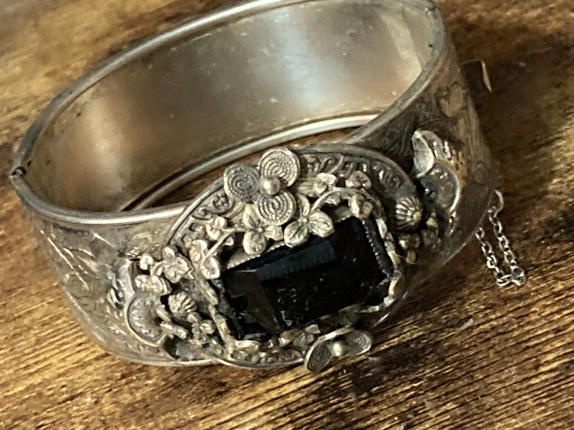 Antique Victorian etched with onyx gemstone wide silver bangle not hallmarked white metal