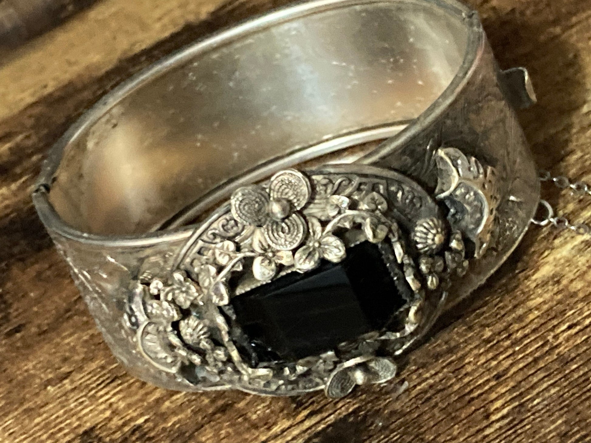 Antique Victorian etched with onyx gemstone wide silver bangle not hallmarked white metal