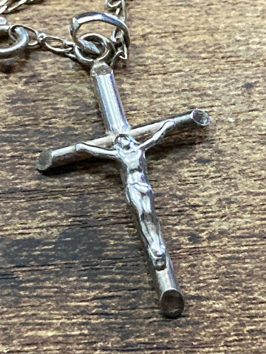 925 Sterling silver religious crucifix cross pendant necklace on a 46 cm chain