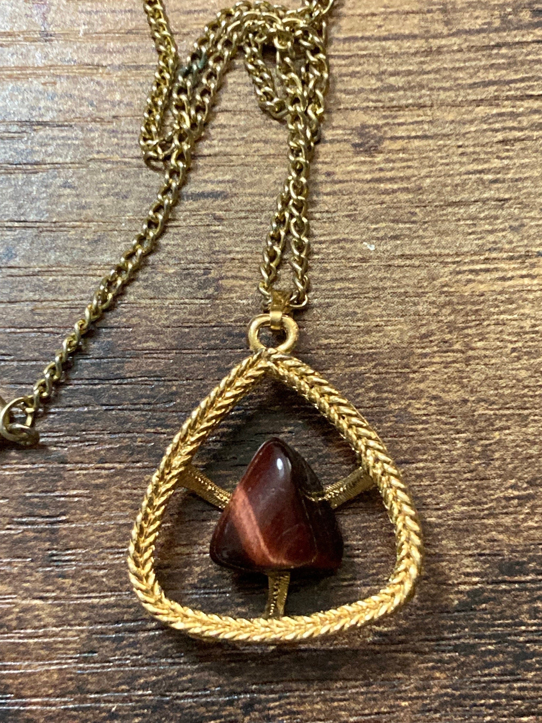 Gold tone 1970s Brutalist triangular red tigerseye gemstone pendant necklace with fine chain