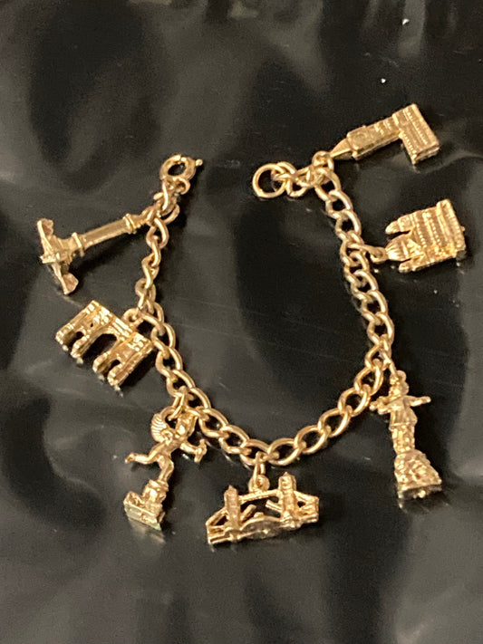 Souvenir of London Gold tone chunky chain link charm bracelet