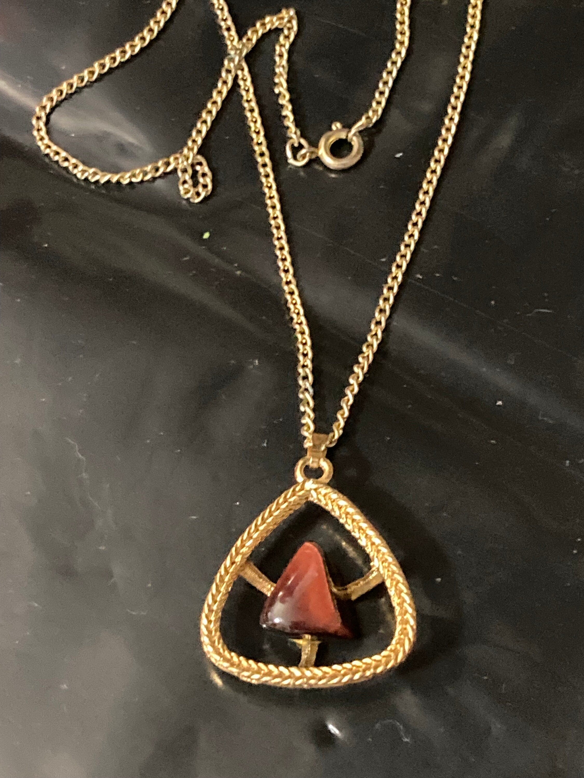 Gold tone 1970s Brutalist triangular red tigerseye gemstone pendant necklace with fine chain