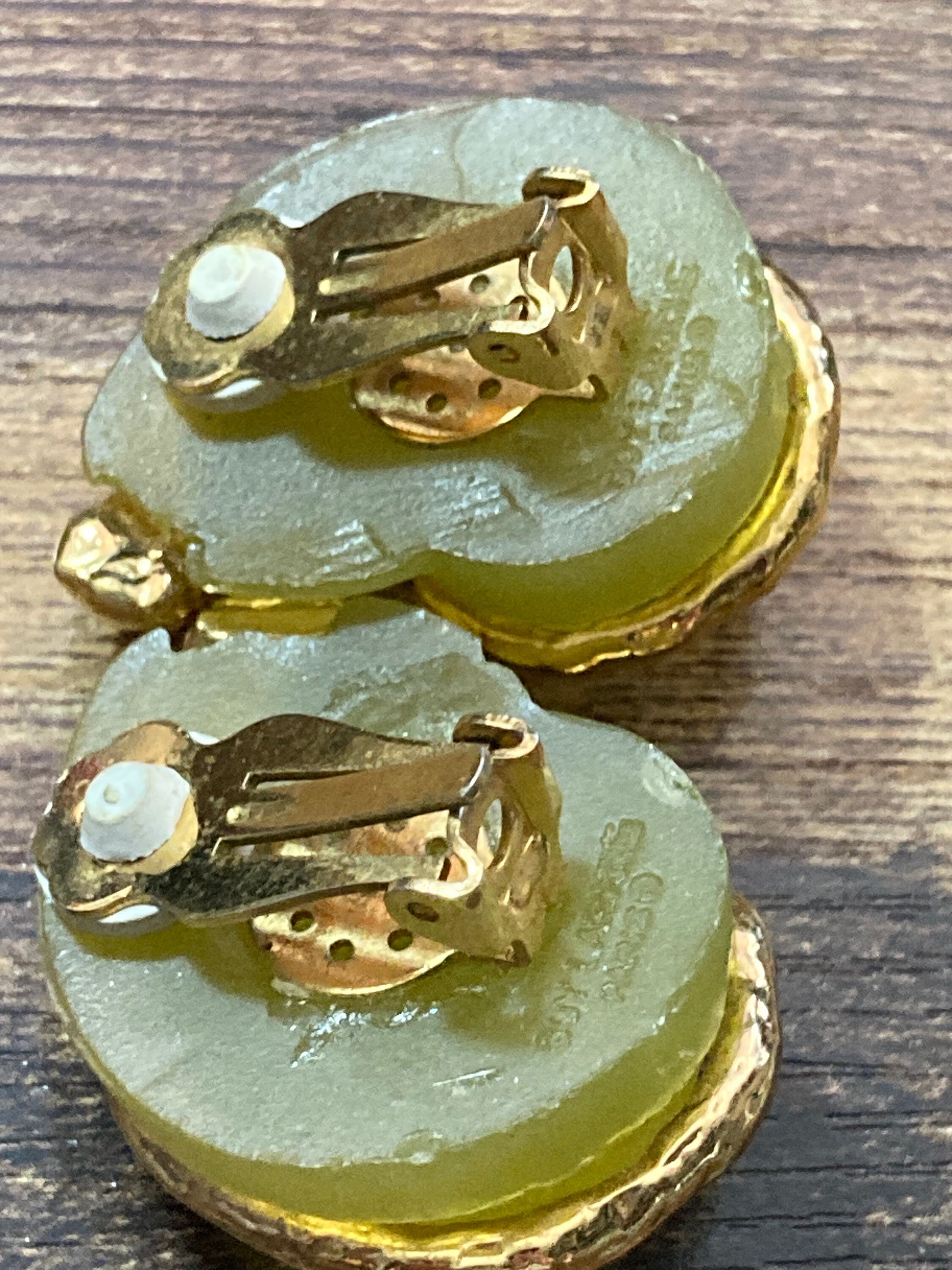 Vintage signed guy laroche Paris designer clip on earrings green resin gold tone seashells