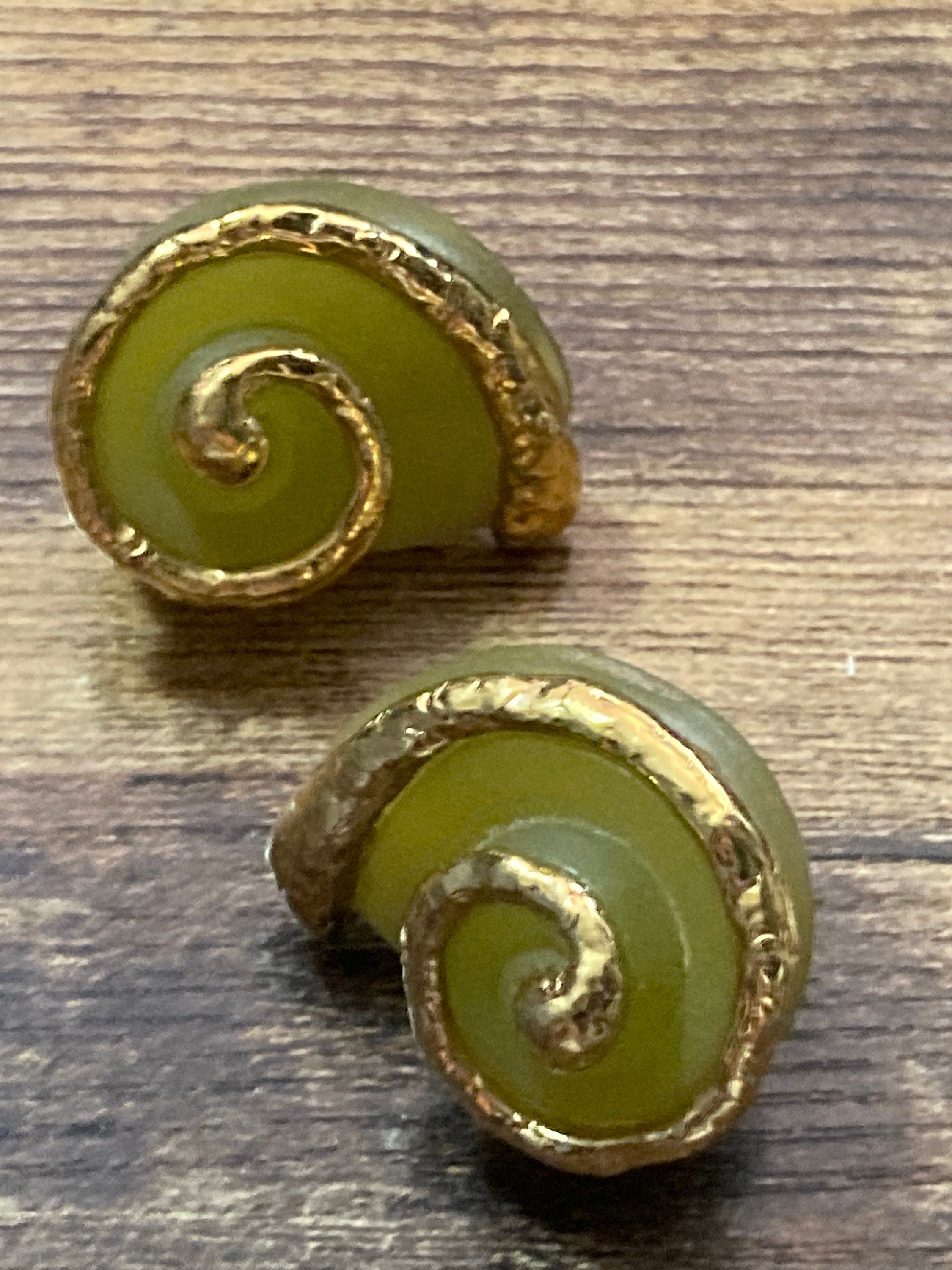 Vintage signed guy laroche Paris designer clip on earrings green resin gold tone seashells