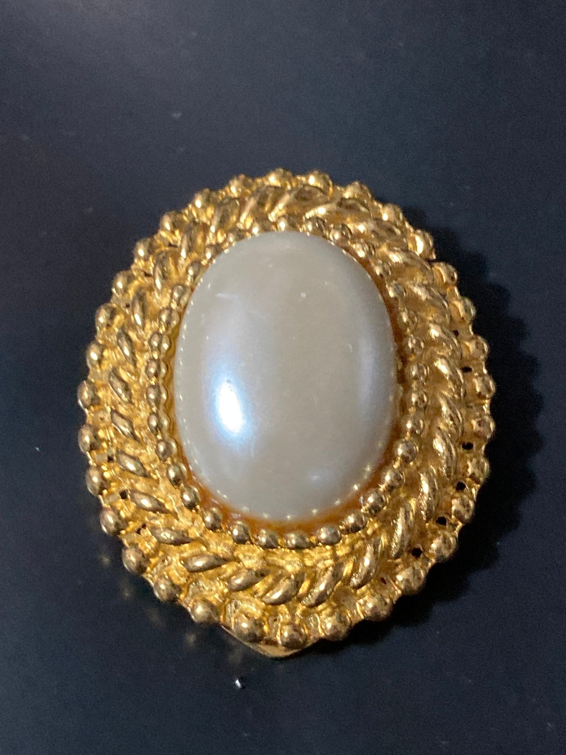 Retro Gold Tone faux pearl Oval Scarf ring clip Holder 1980s