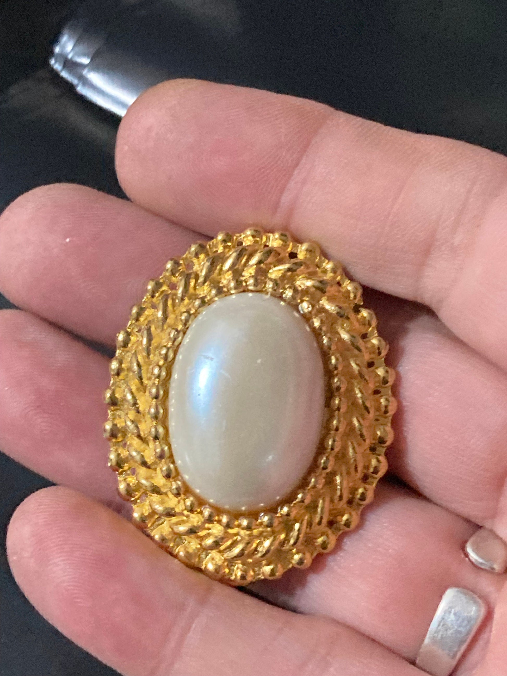 Retro Gold Tone faux pearl Oval Scarf ring clip Holder 1980s