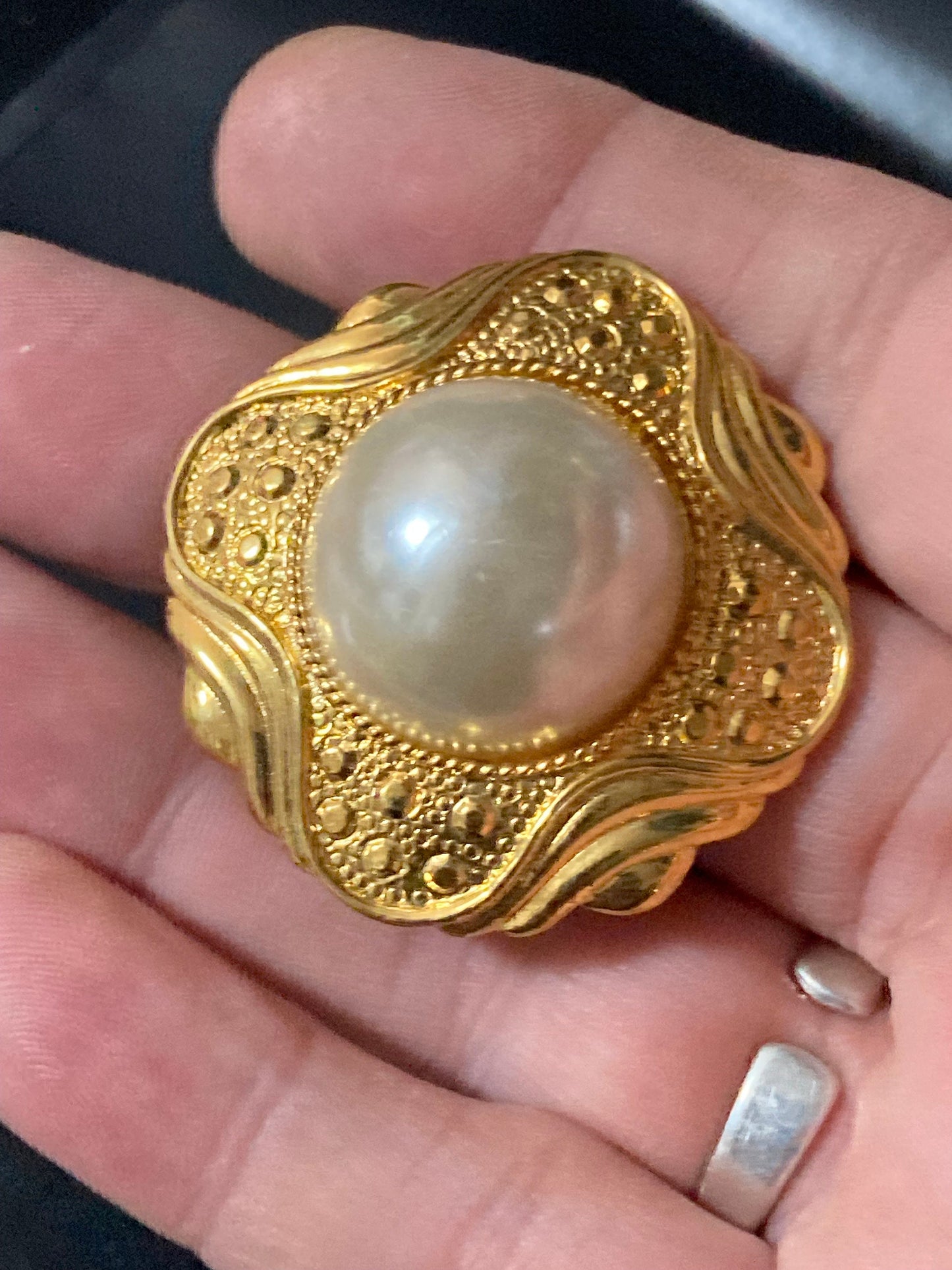 Retro Gold Tone faux pearl round Scarf ring clip Holder 1980s