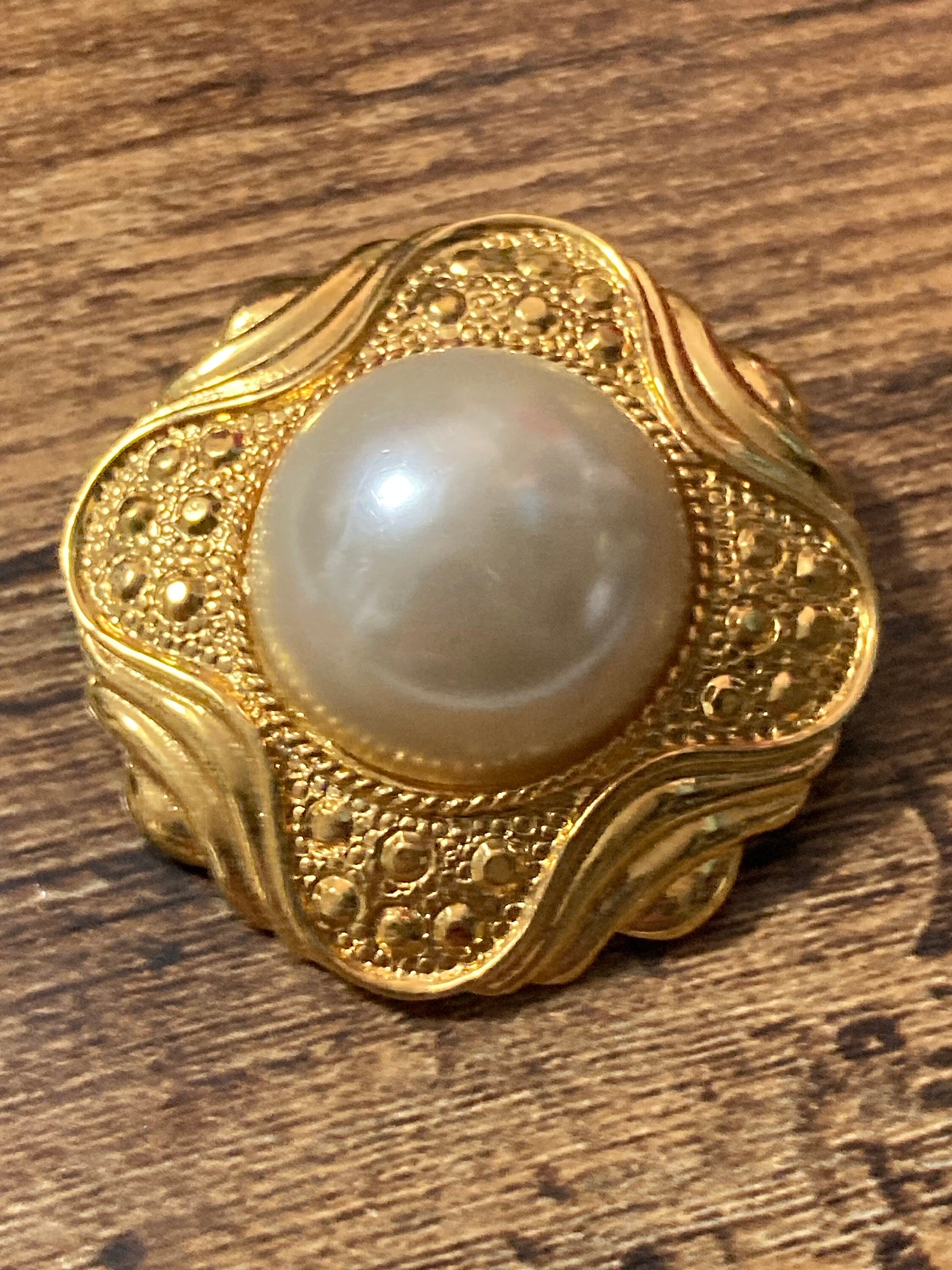 Retro Gold Tone faux pearl round Scarf ring clip Holder 1980s