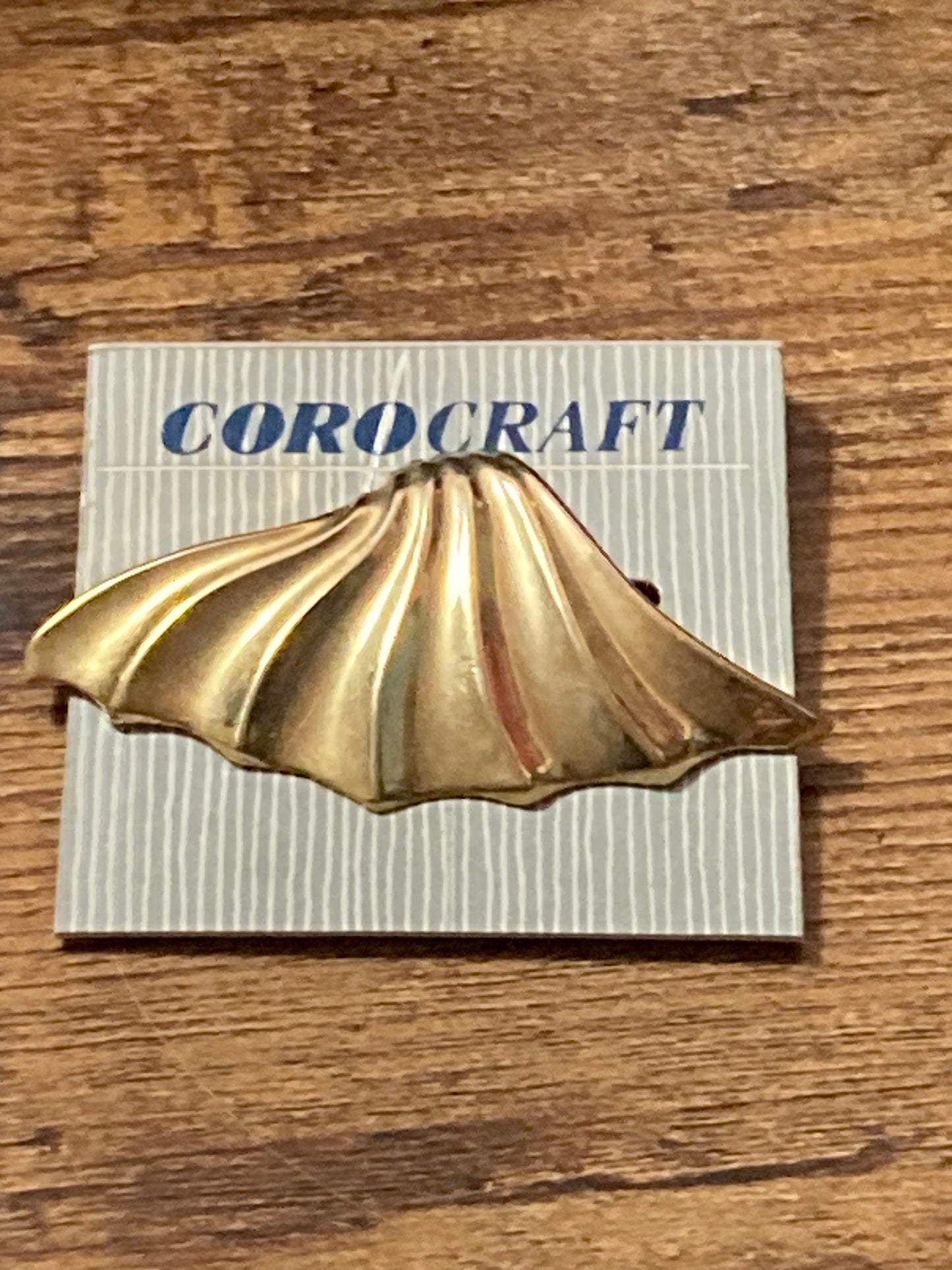 Corocraft carded Vintage Gold Tone modernist fan shaped Scarf Clip ring