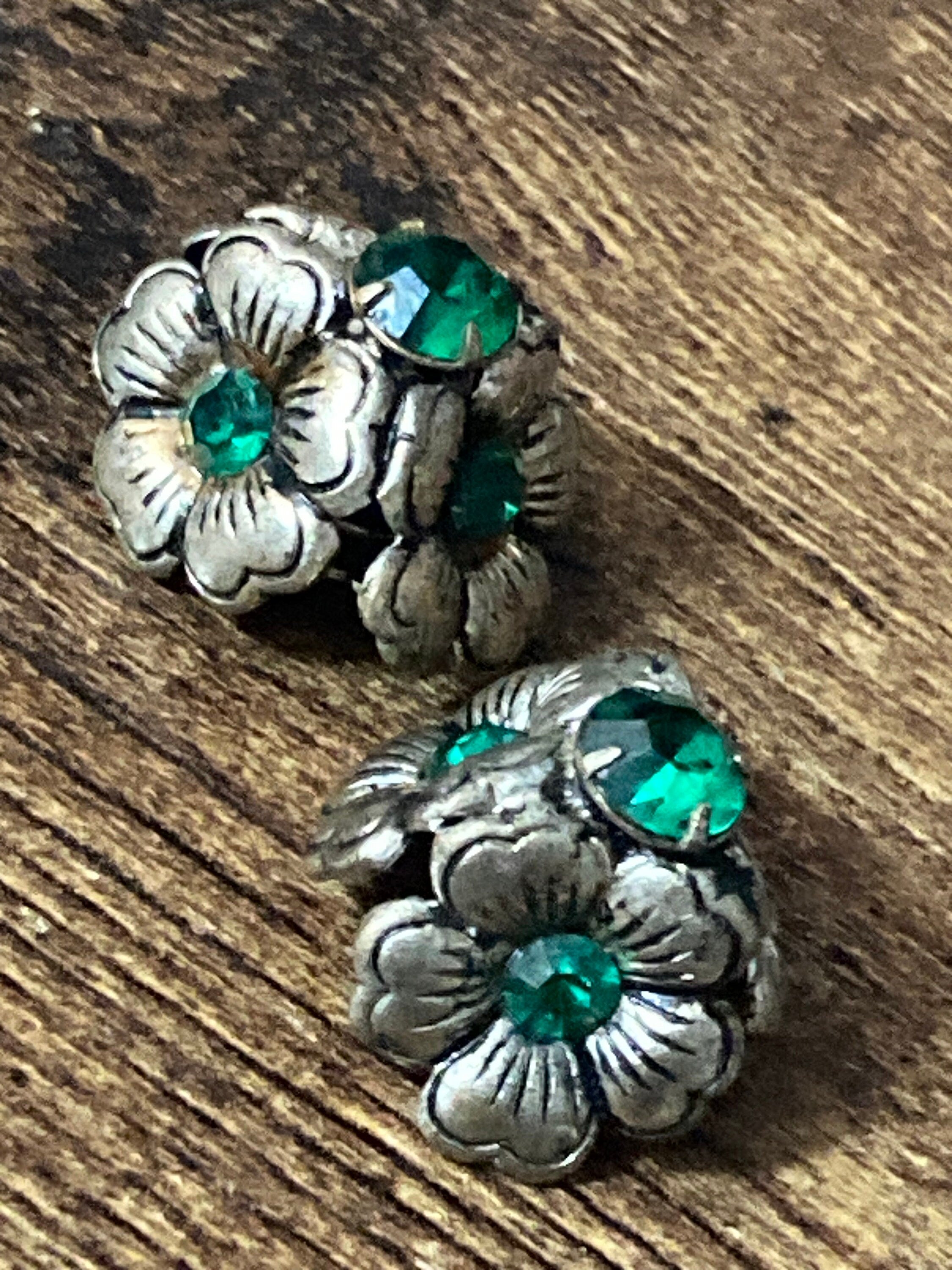 Vintage silvertone emerald green diamanté clip on earrings