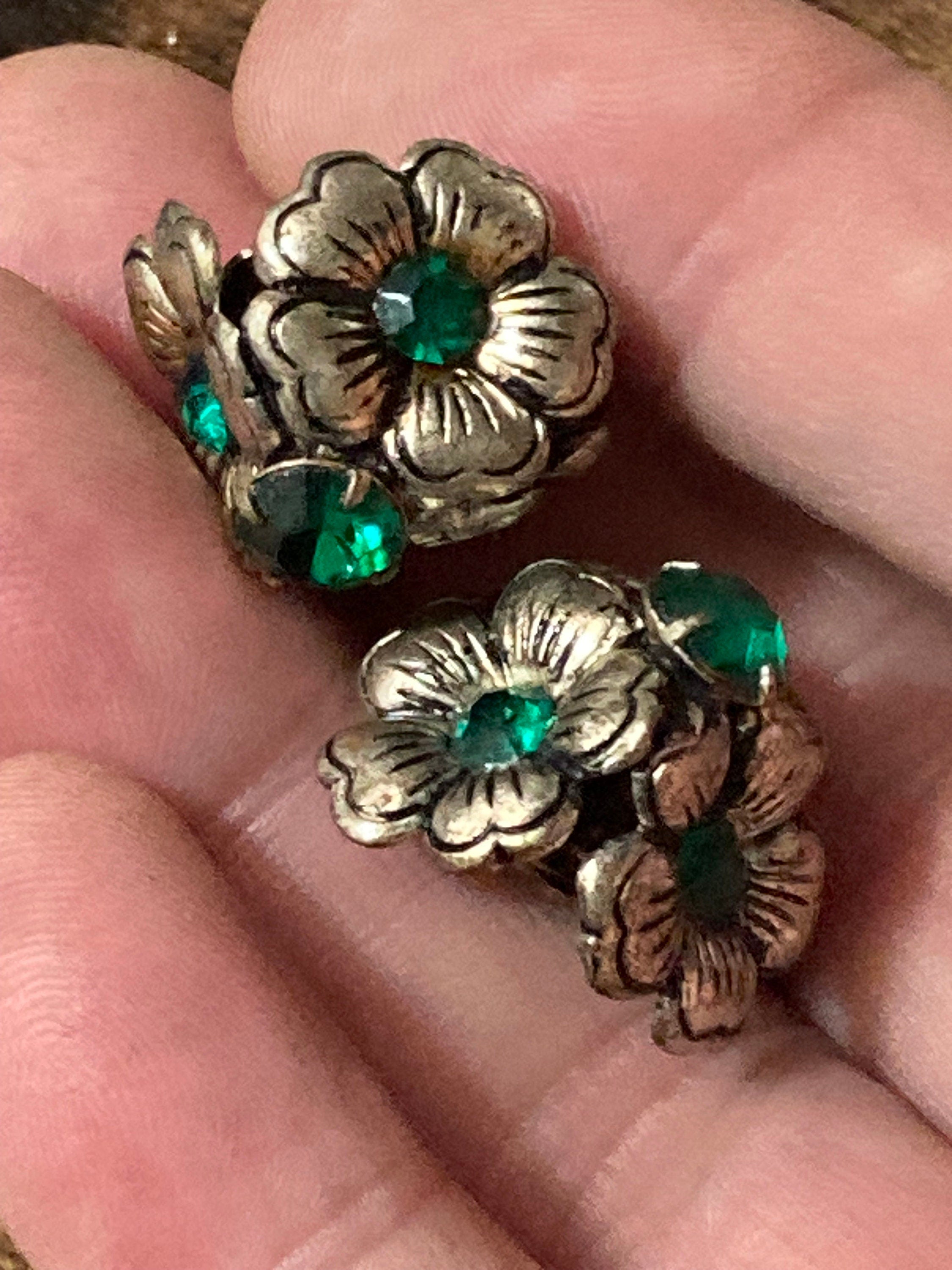 Vintage silvertone emerald green diamanté clip on earrings