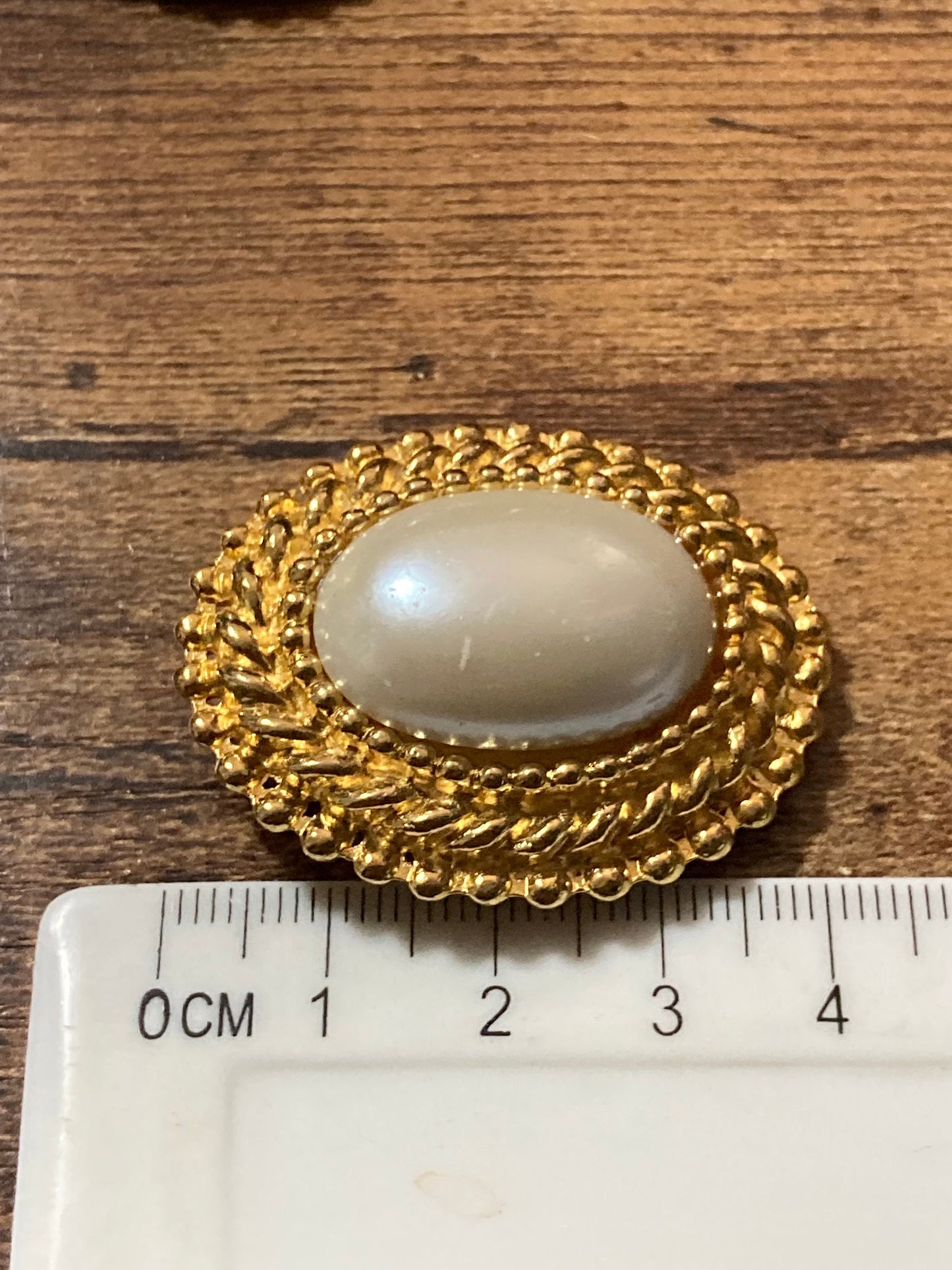 Retro Gold Tone faux pearl Oval Scarf ring clip Holder 1980s