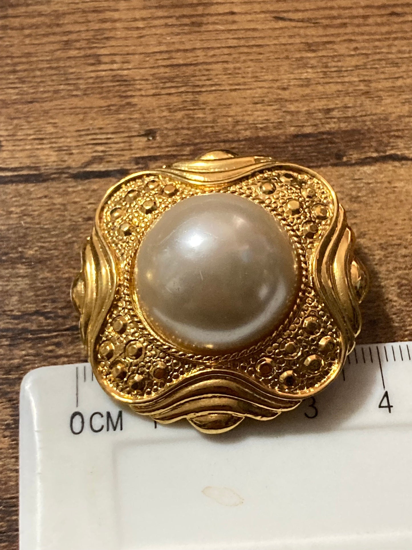 Retro Gold Tone faux pearl round Scarf ring clip Holder 1980s