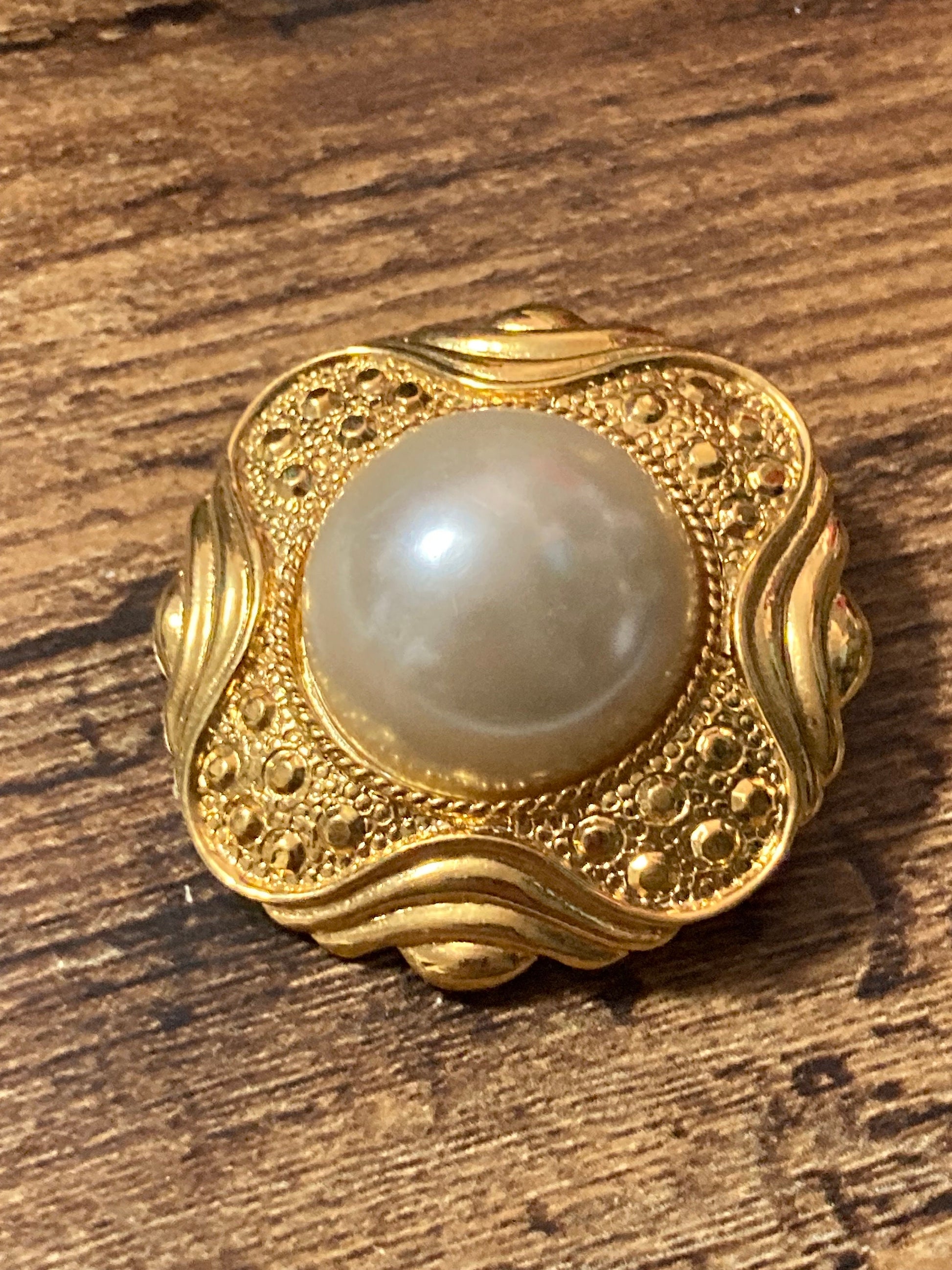 Retro Gold Tone faux pearl round Scarf ring clip Holder 1980s