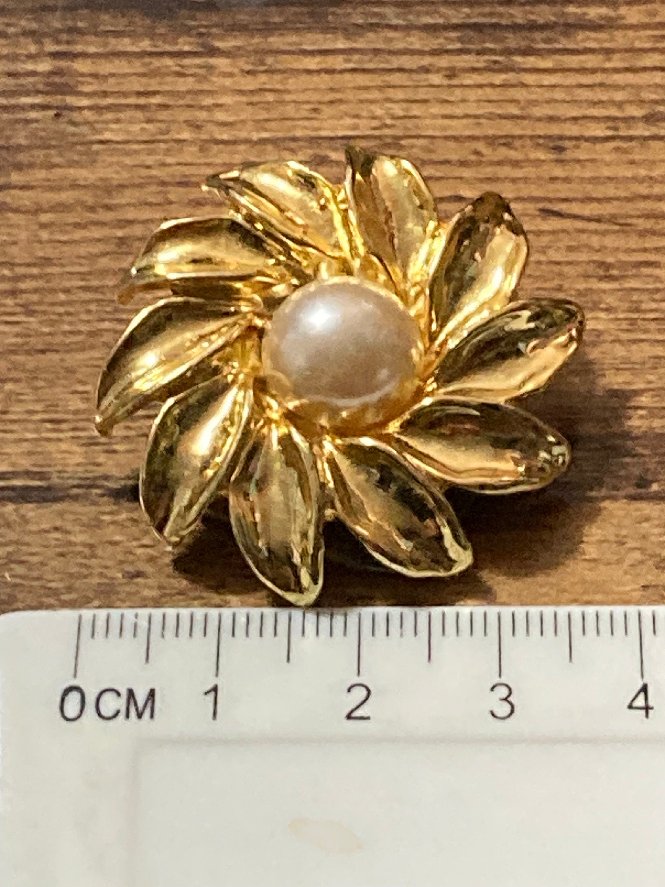 Retro Gold Tone faux pearl round floral Scarf ring clip Holder 1980s