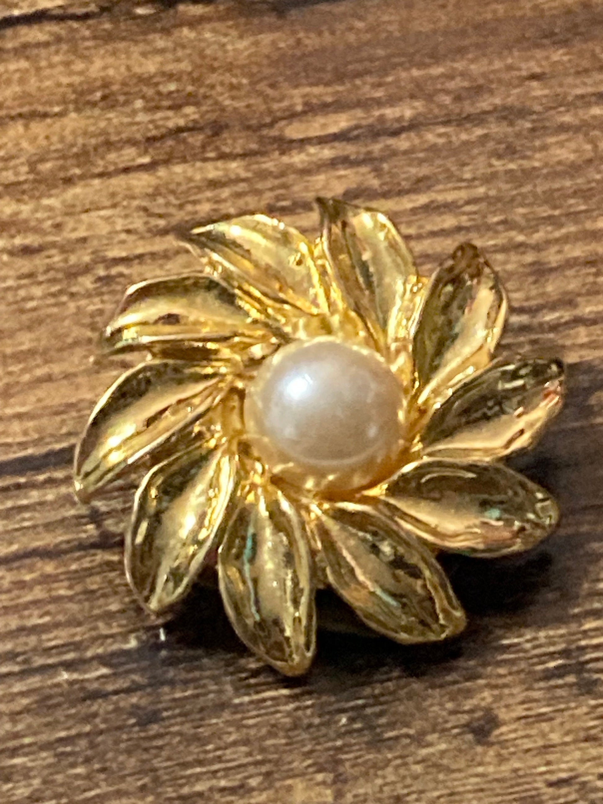 Retro Gold Tone faux pearl round floral Scarf ring clip Holder 1980s