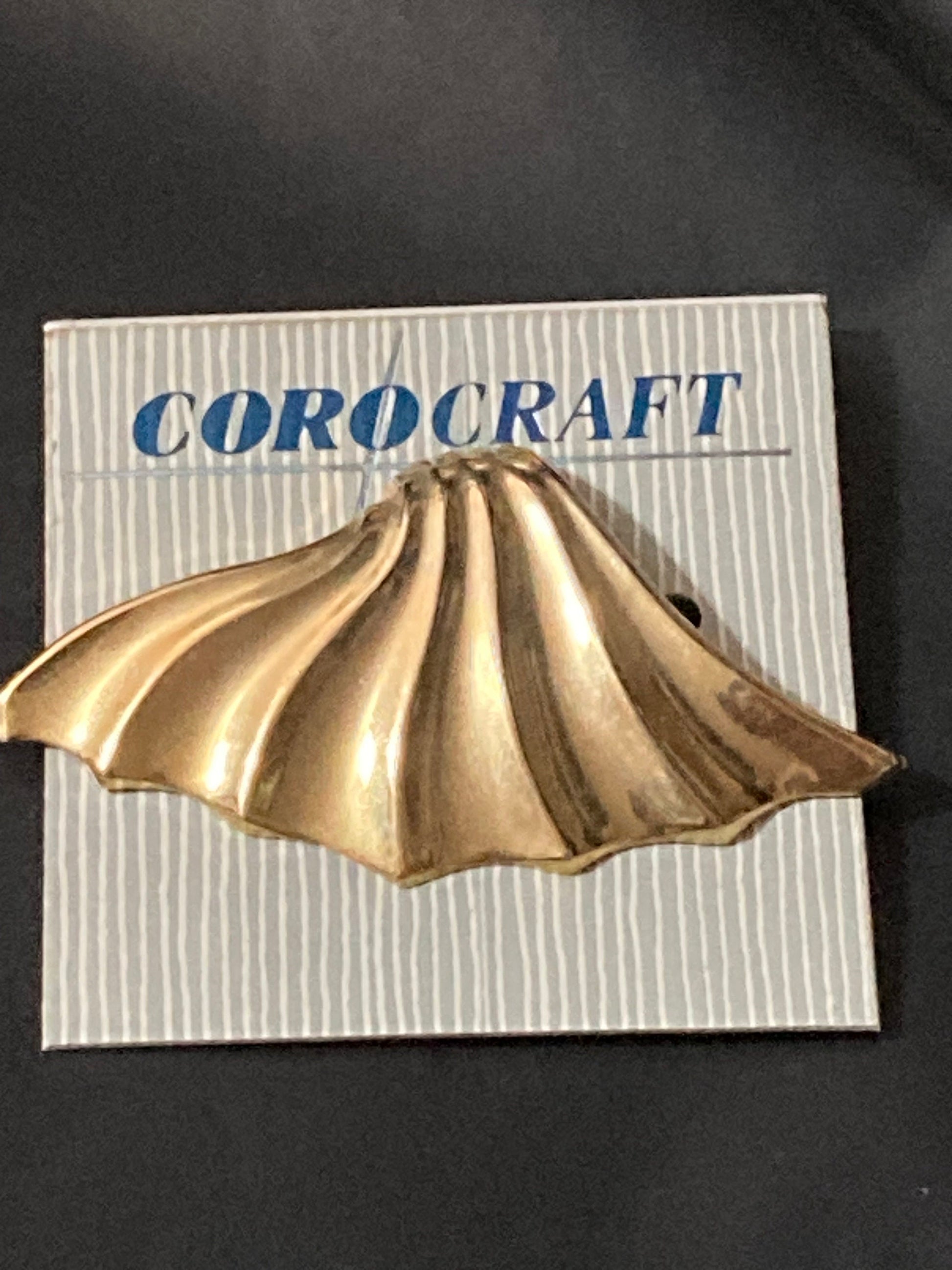 Corocraft carded Vintage Gold Tone modernist fan shaped Scarf Clip ring