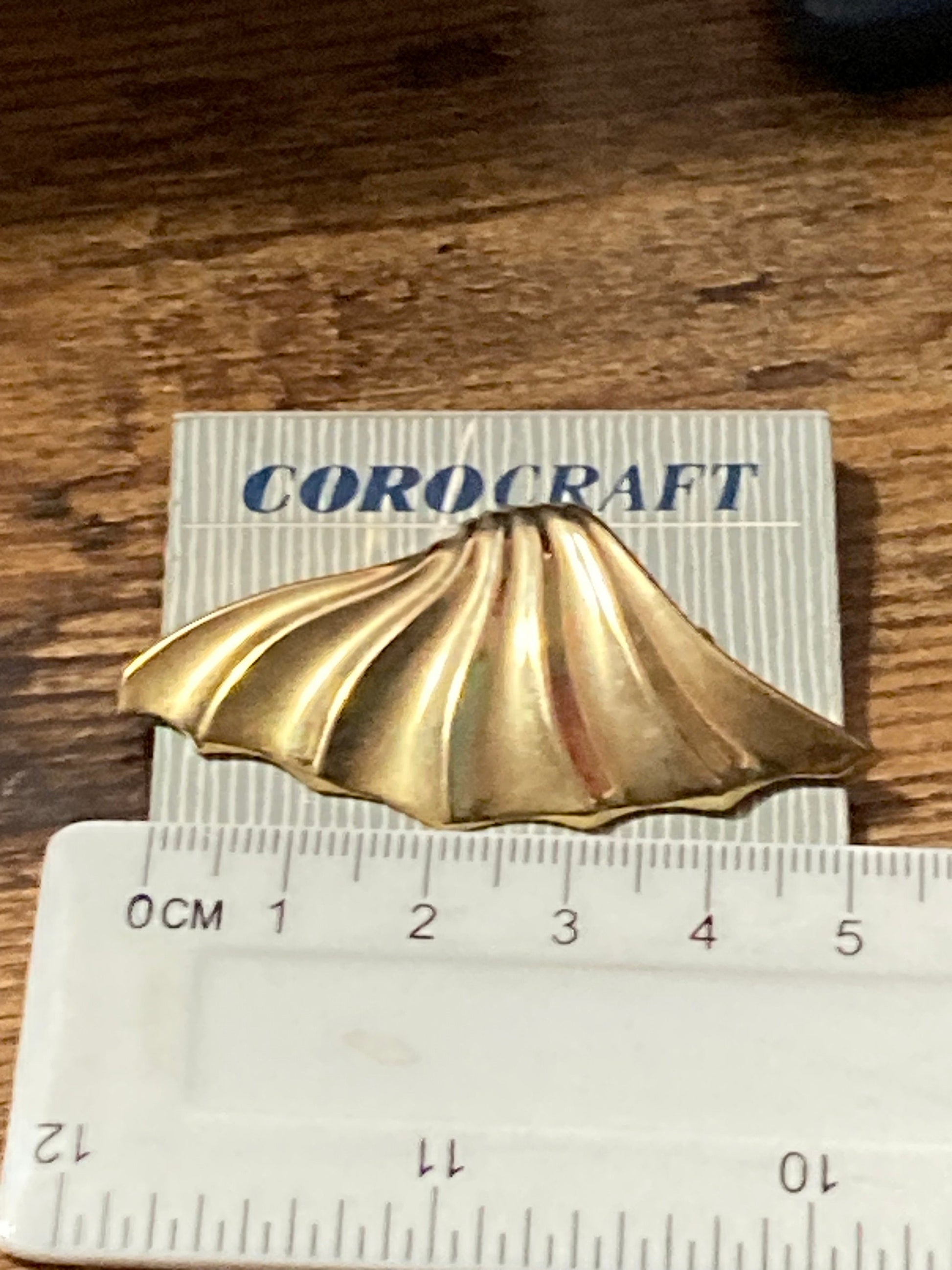 Corocraft carded Vintage Gold Tone modernist fan shaped Scarf Clip ring