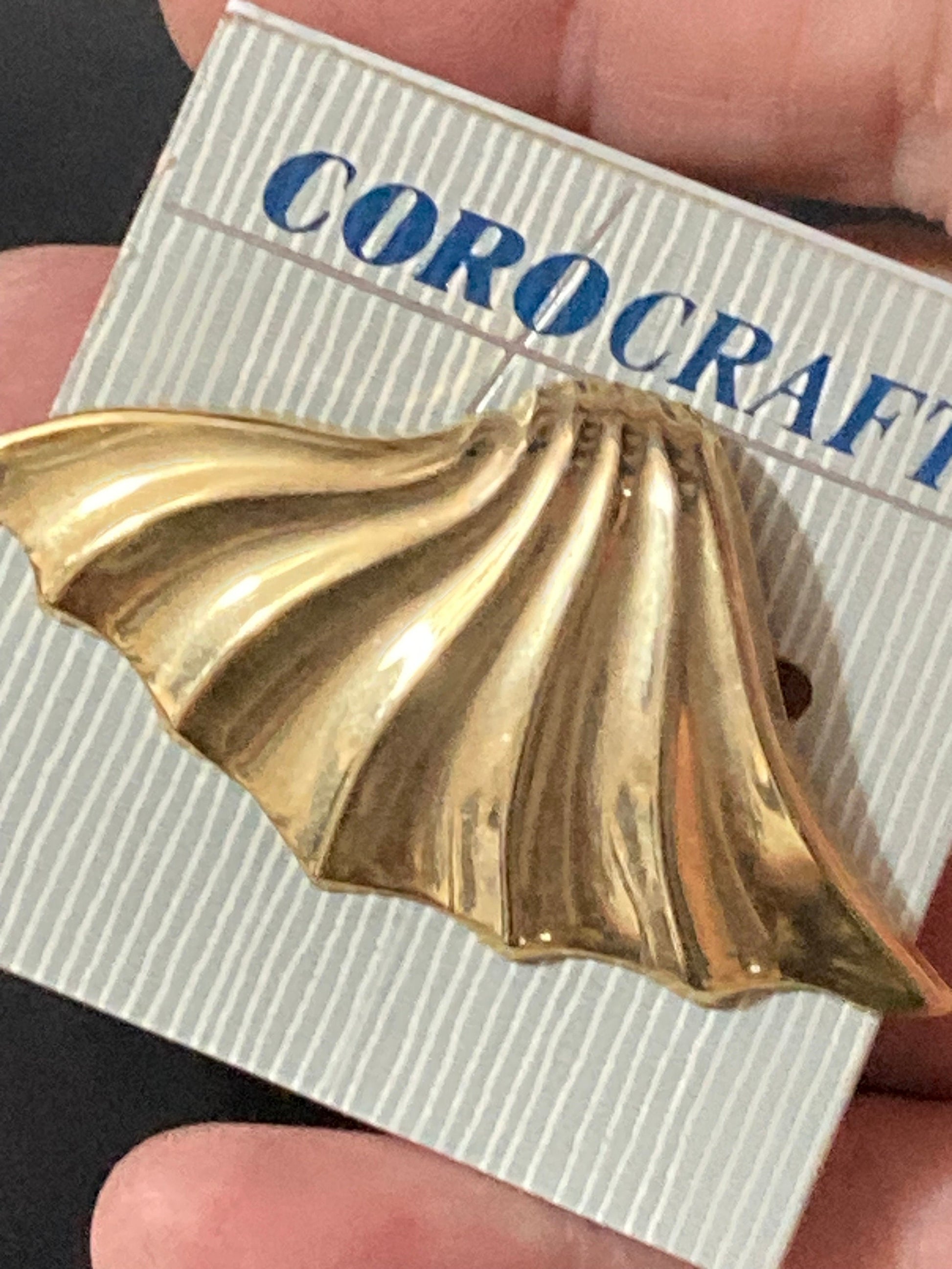 Corocraft carded Vintage Gold Tone modernist fan shaped Scarf Clip ring