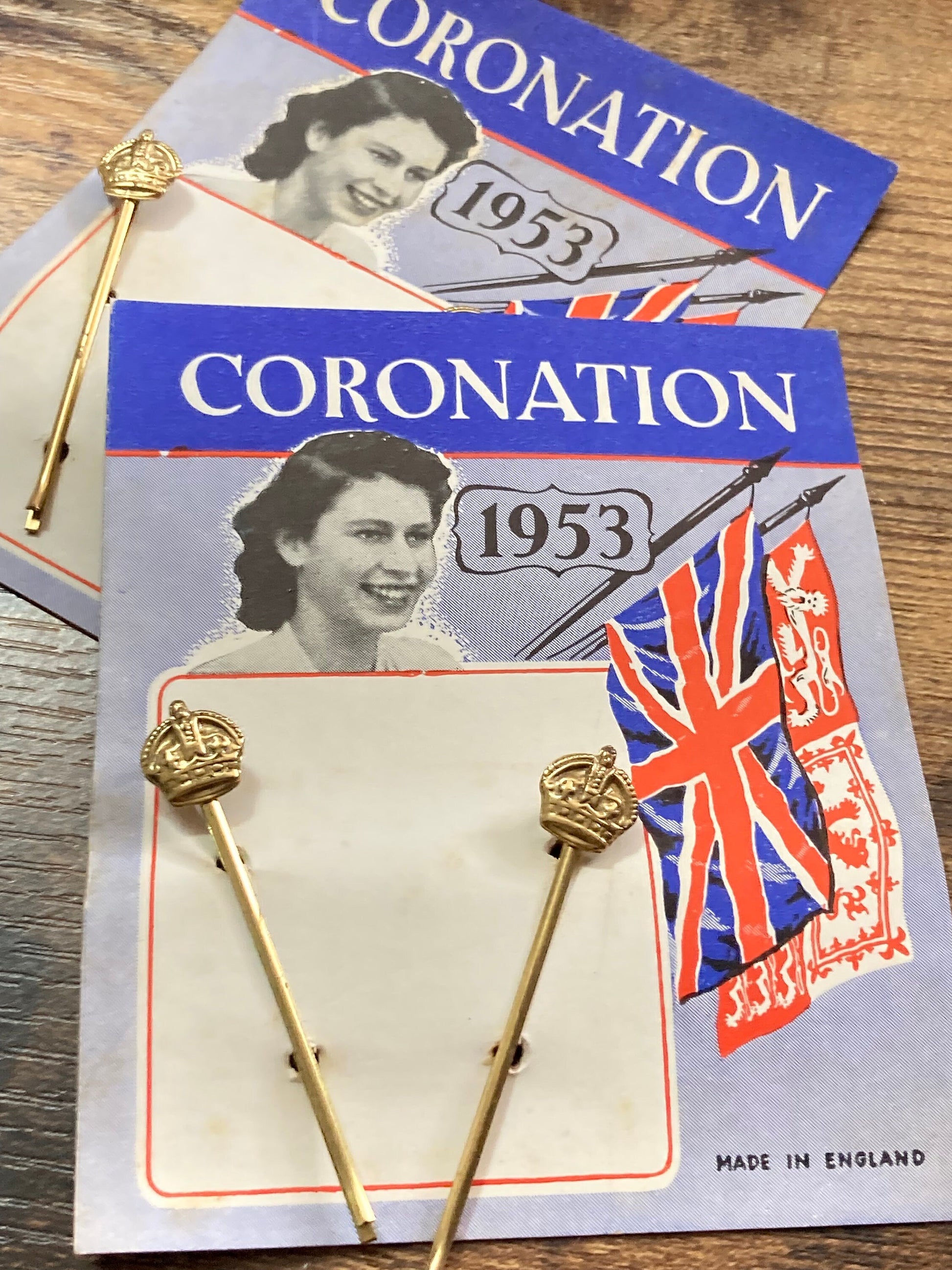 True Vintage Pair of queens 1954 coronation gold tone royal crown Hair Clips original card